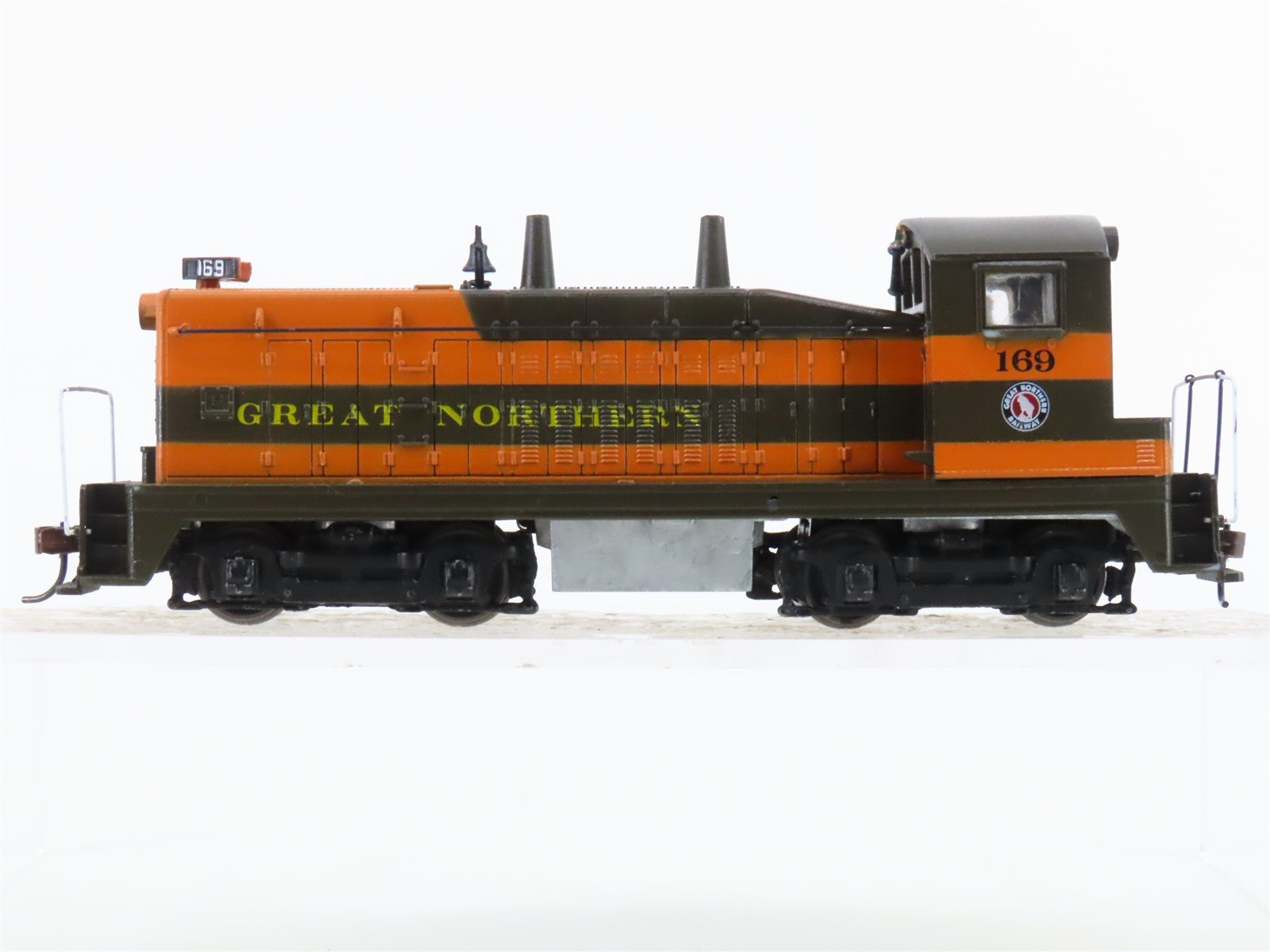 HO Scale Con-Cor GN Great Northern SW7 Diesel Locomotive #169 UNPOWERED