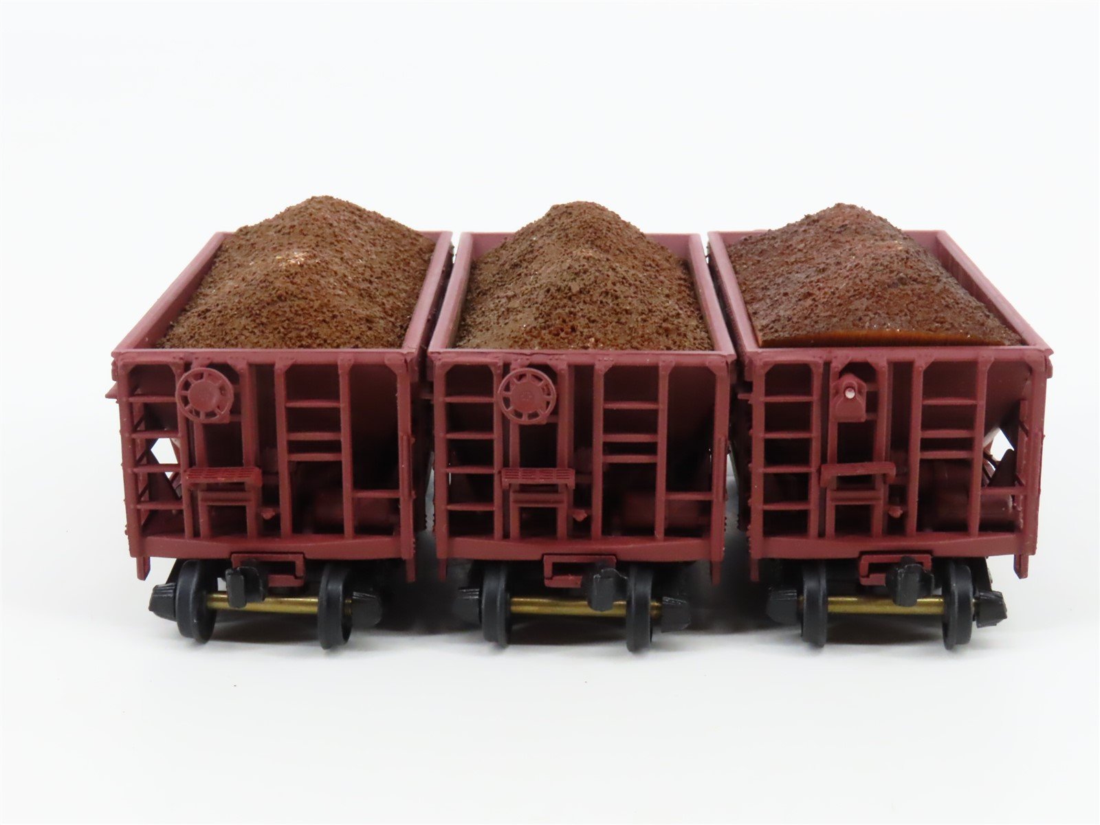 HO Scale Walthers 932-4452 GN Great Northern Ore Cars w/ Loads Set of 3