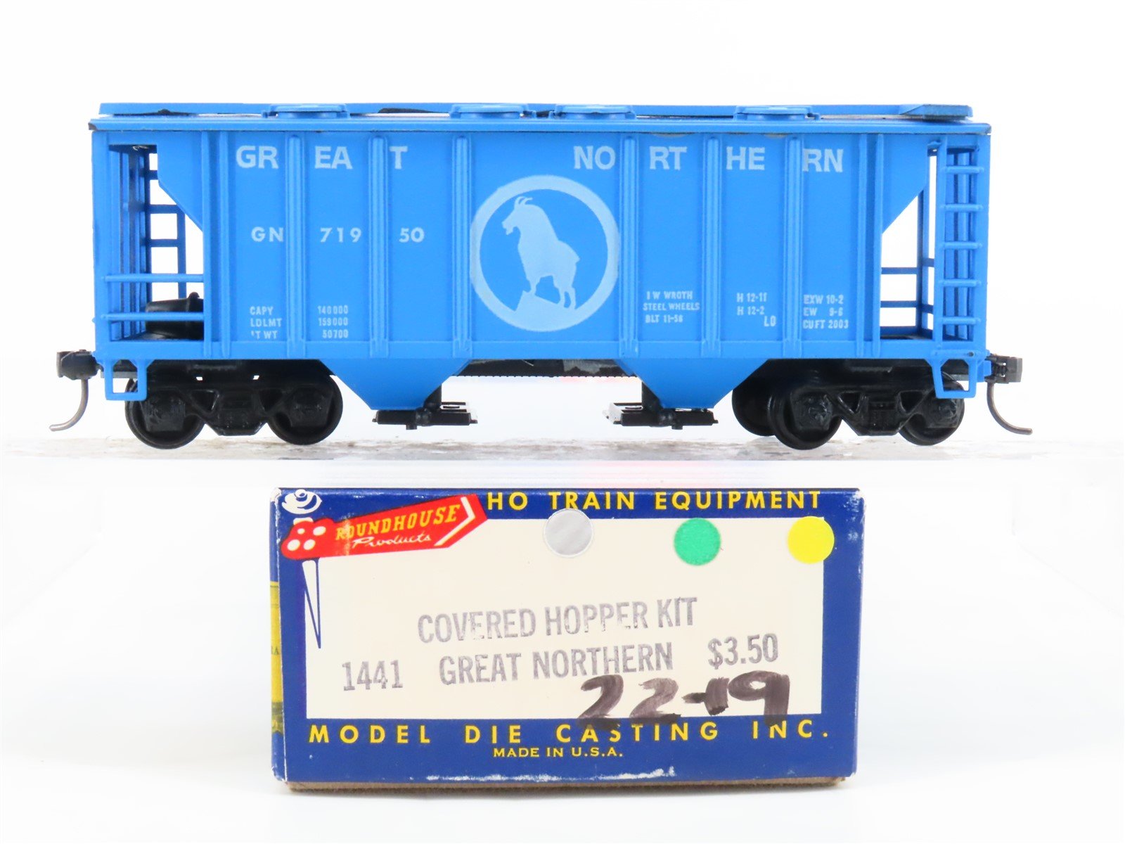 HO Scale Roundhouse 1441 GN Great Northern Big Sky Blue 2-Bay Cov'd Hopper 71950