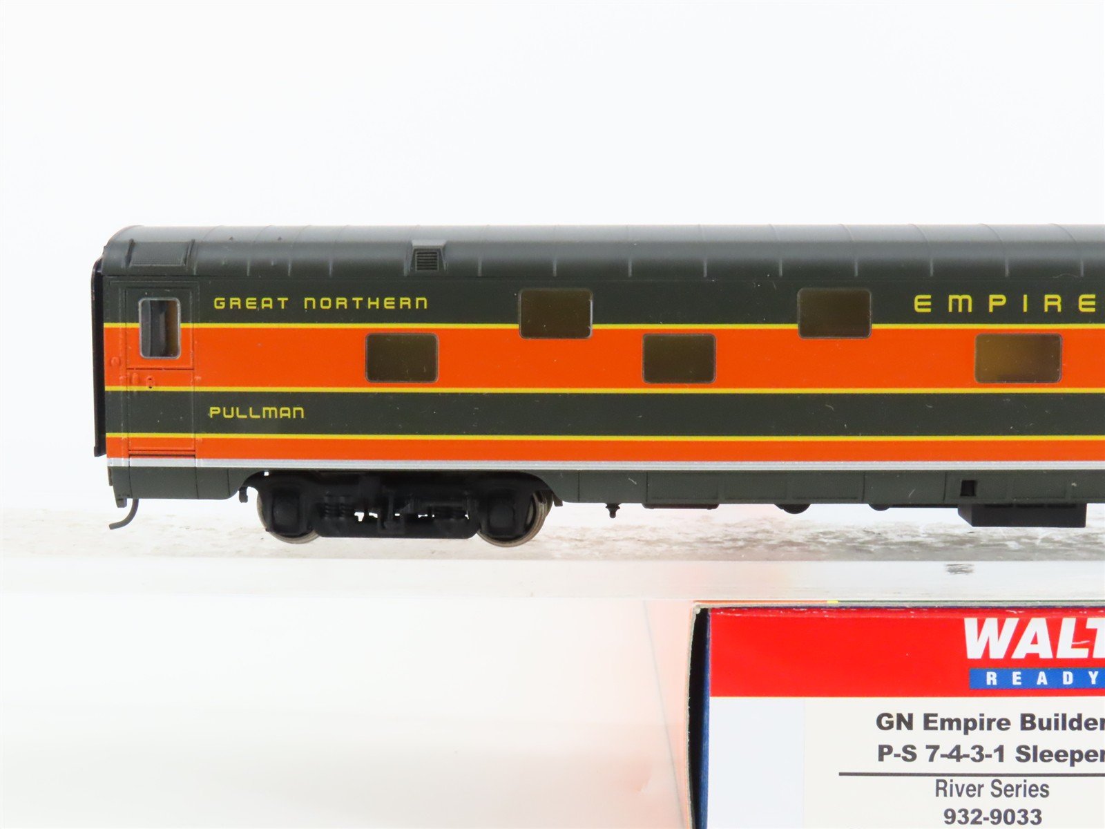HO Scale Walthers 932-9057 GN Empire Builder P-S 7-4-3-1 Sleeper Passenger Car