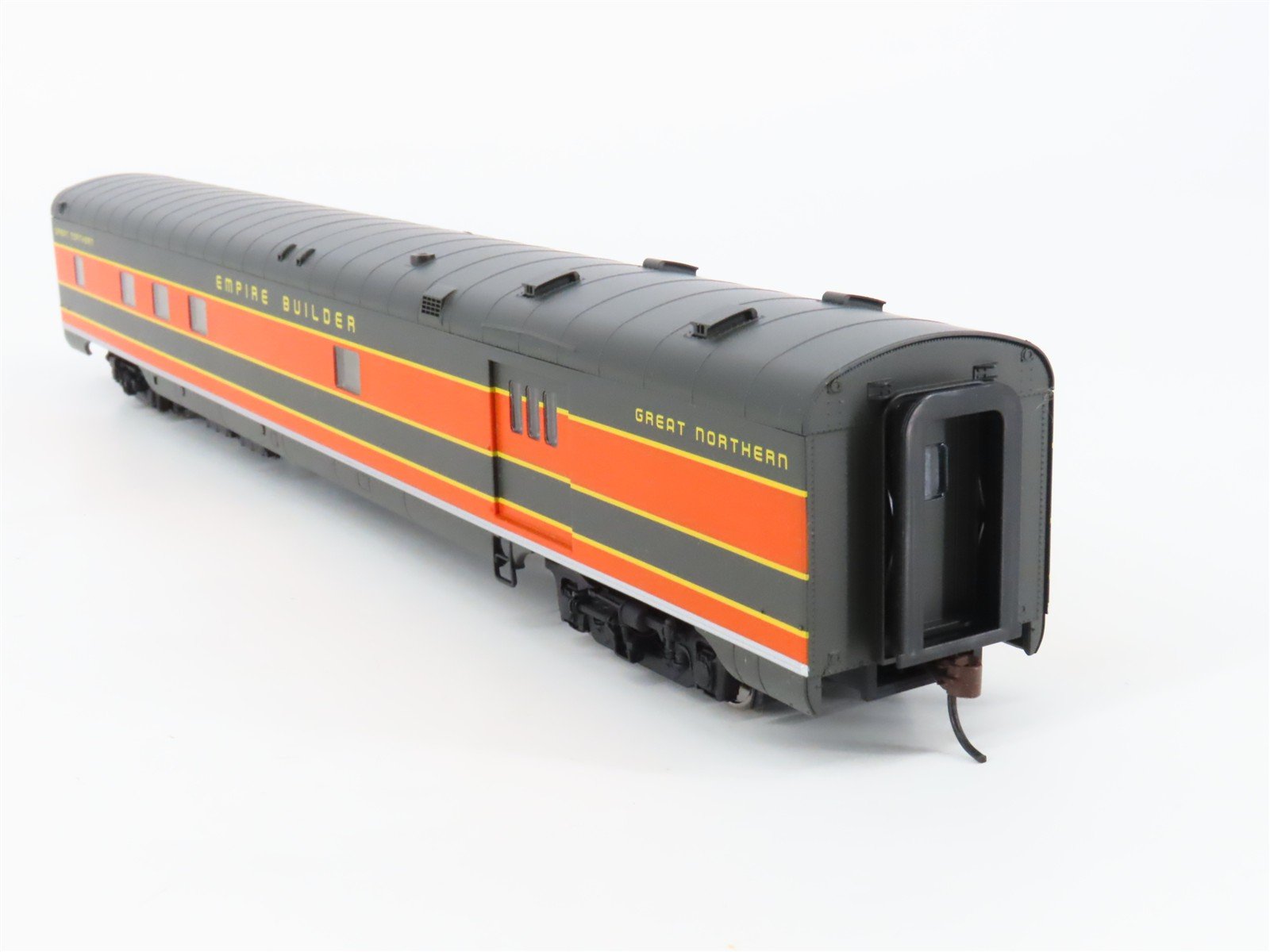 HO Scale Walthers 932-9035 GN Empire Builder AC&F 60-Seat Coach Passenger Car