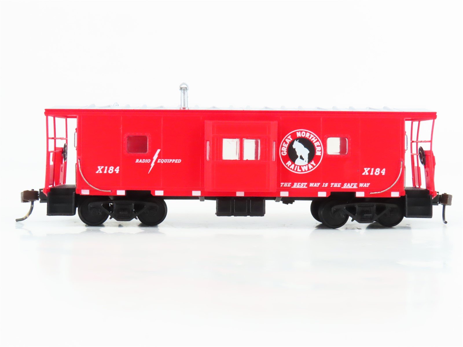 HO Scale Walthers 932-4368 GN Great Northern Bay Window Caboose #X184