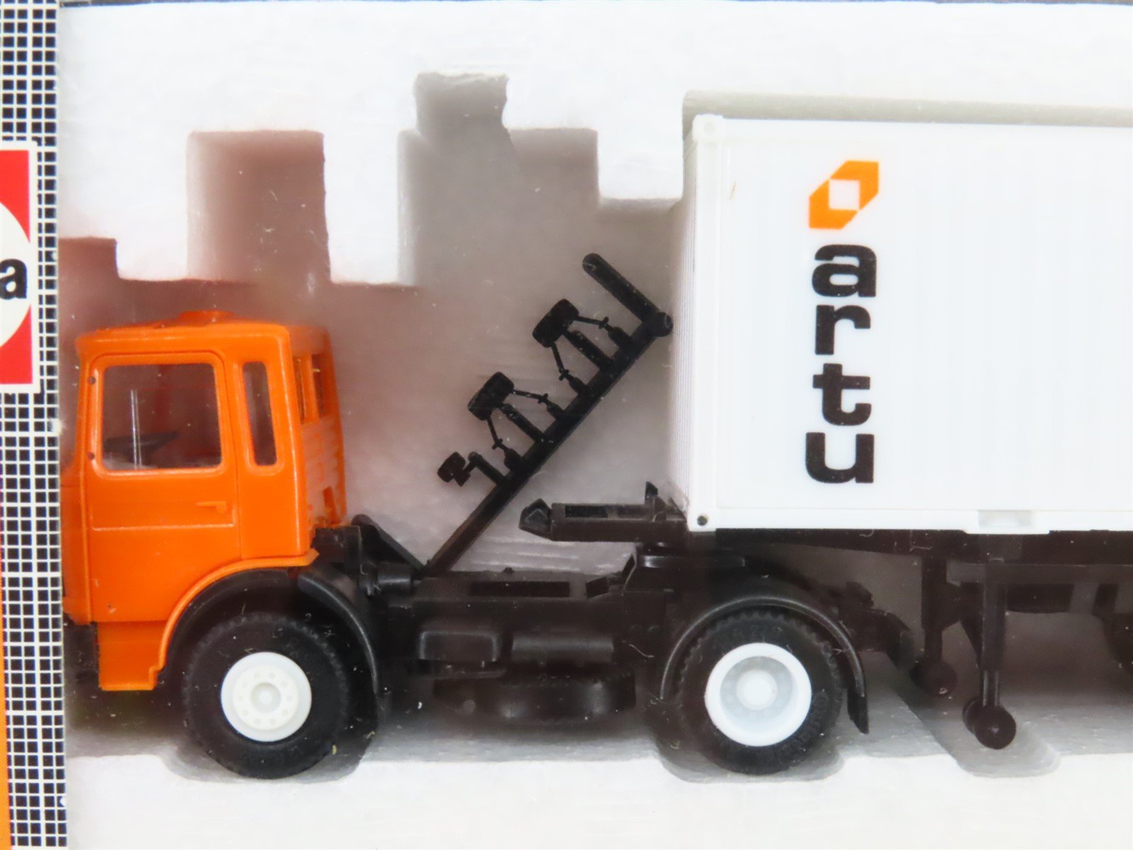 HO Scale Herpa 820220 Orange Tractor w/Artu Container
