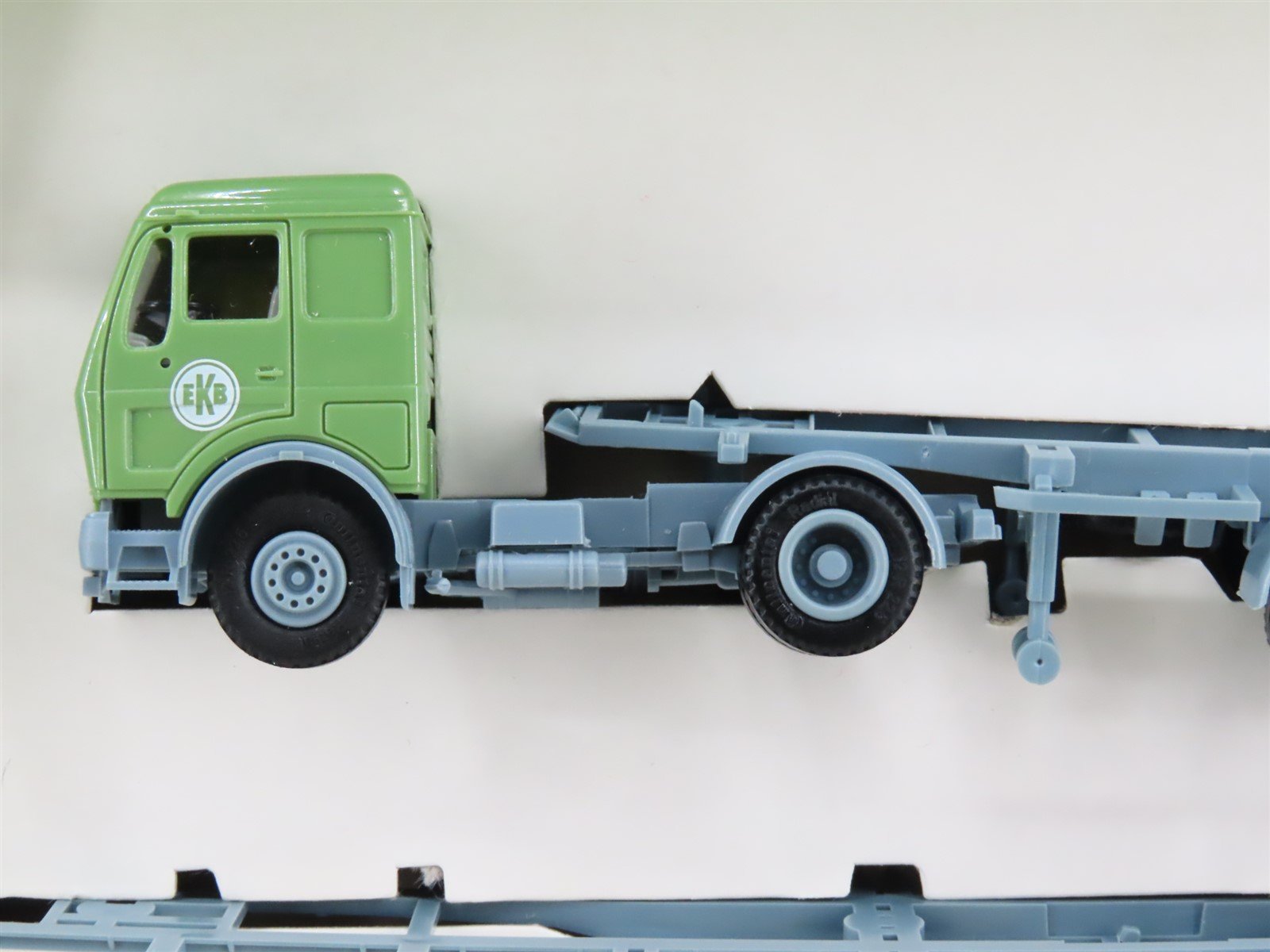 HO Scale EKB Tractor Trailer w/ Extra Trailer and 4 Containers