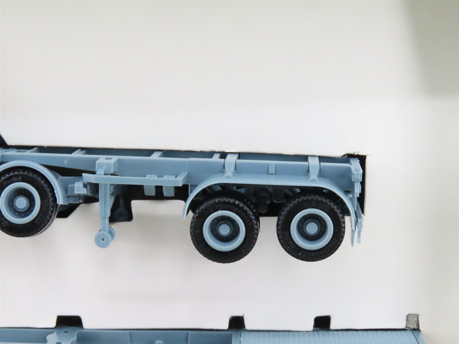 HO Scale EKB Tractor Trailer w/ Extra Trailer and 4 Containers