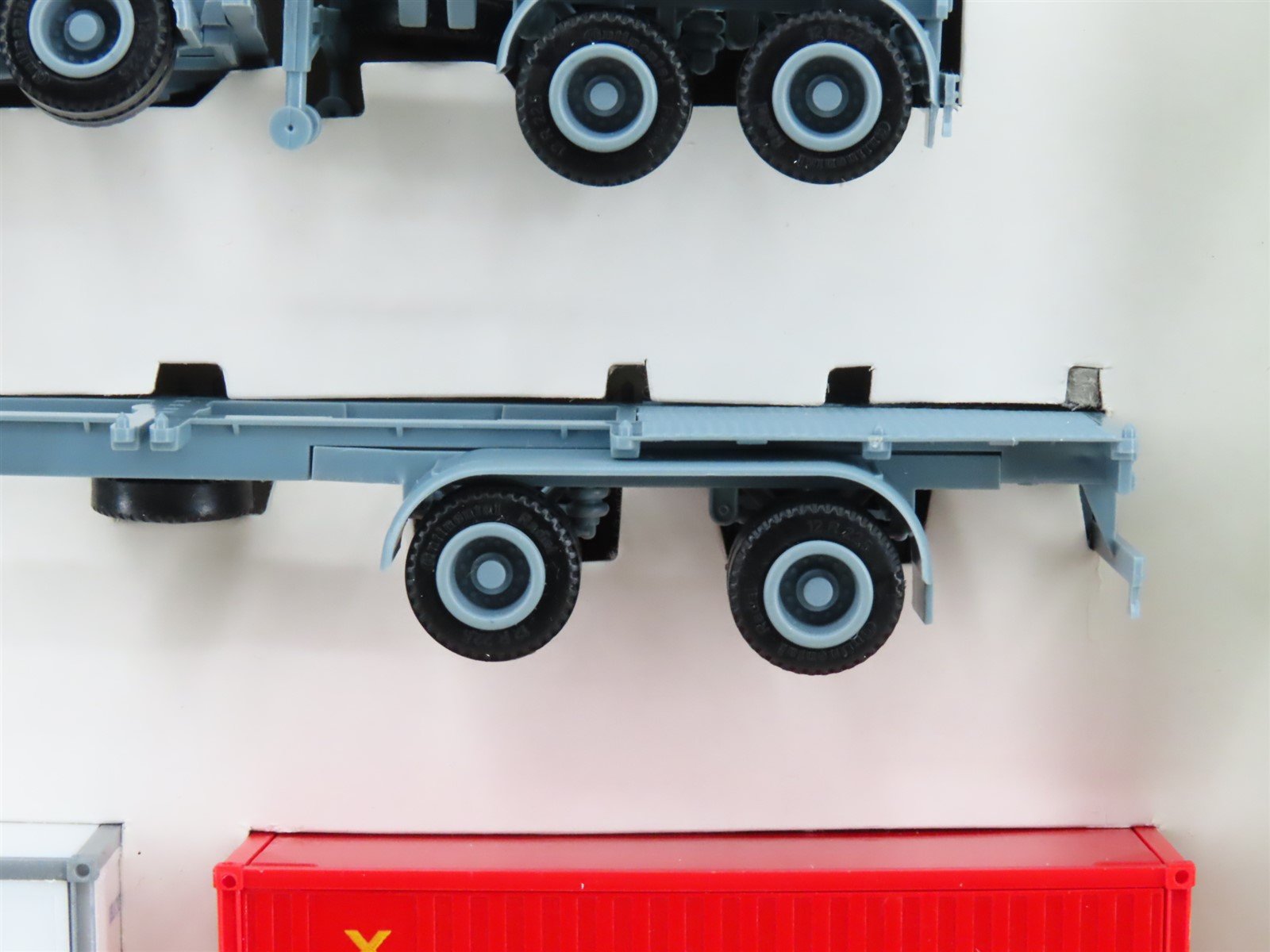 HO Scale EKB Tractor Trailer w/ Extra Trailer and 4 Containers