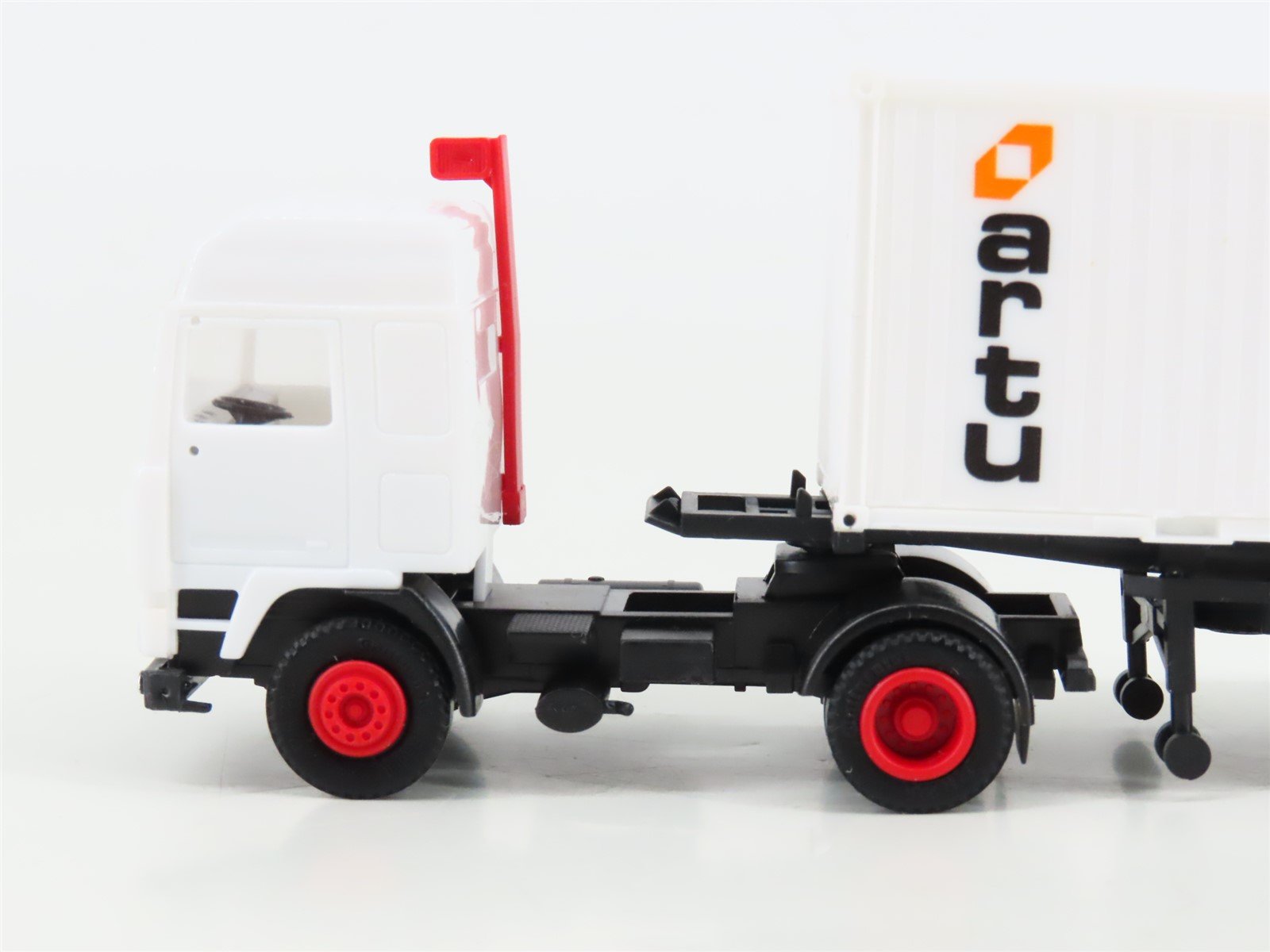HO Scale Herpa Artu Tractor Trailer w/ Container
