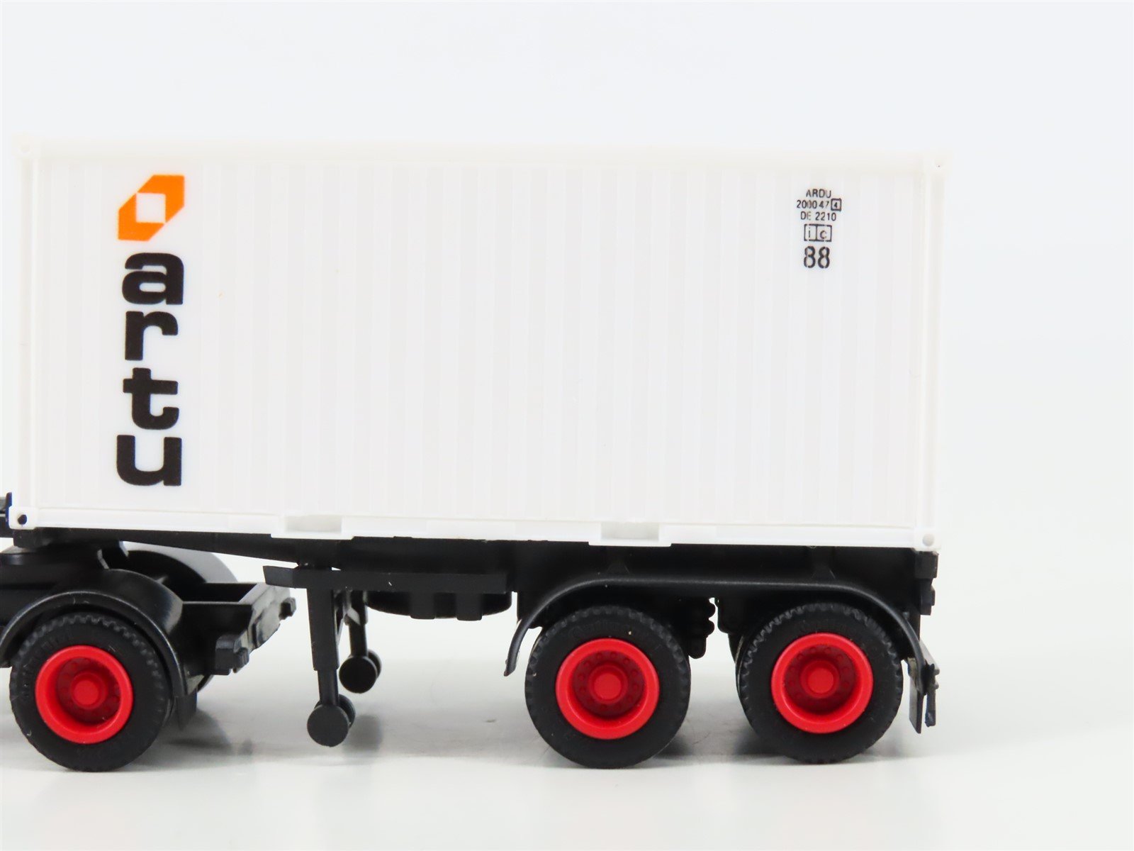 HO Scale Herpa Artu Tractor Trailer w/ Container