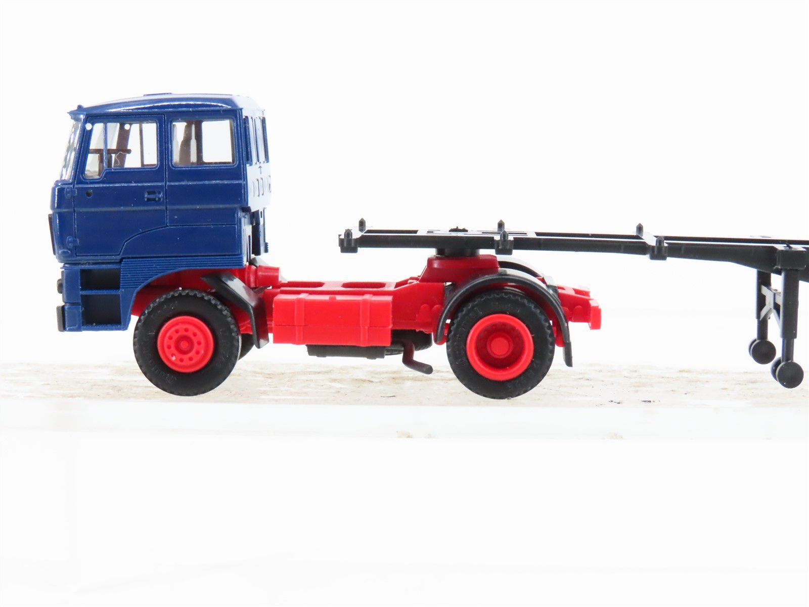 HO Scale Herpa WEW Tractor Trailer w/ 2 Tanker Containers