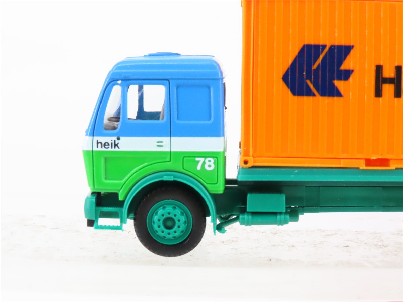 HO Scale Herpa 811544 Hapag-Lloyd Truck & Trailer w/ 2 Containers