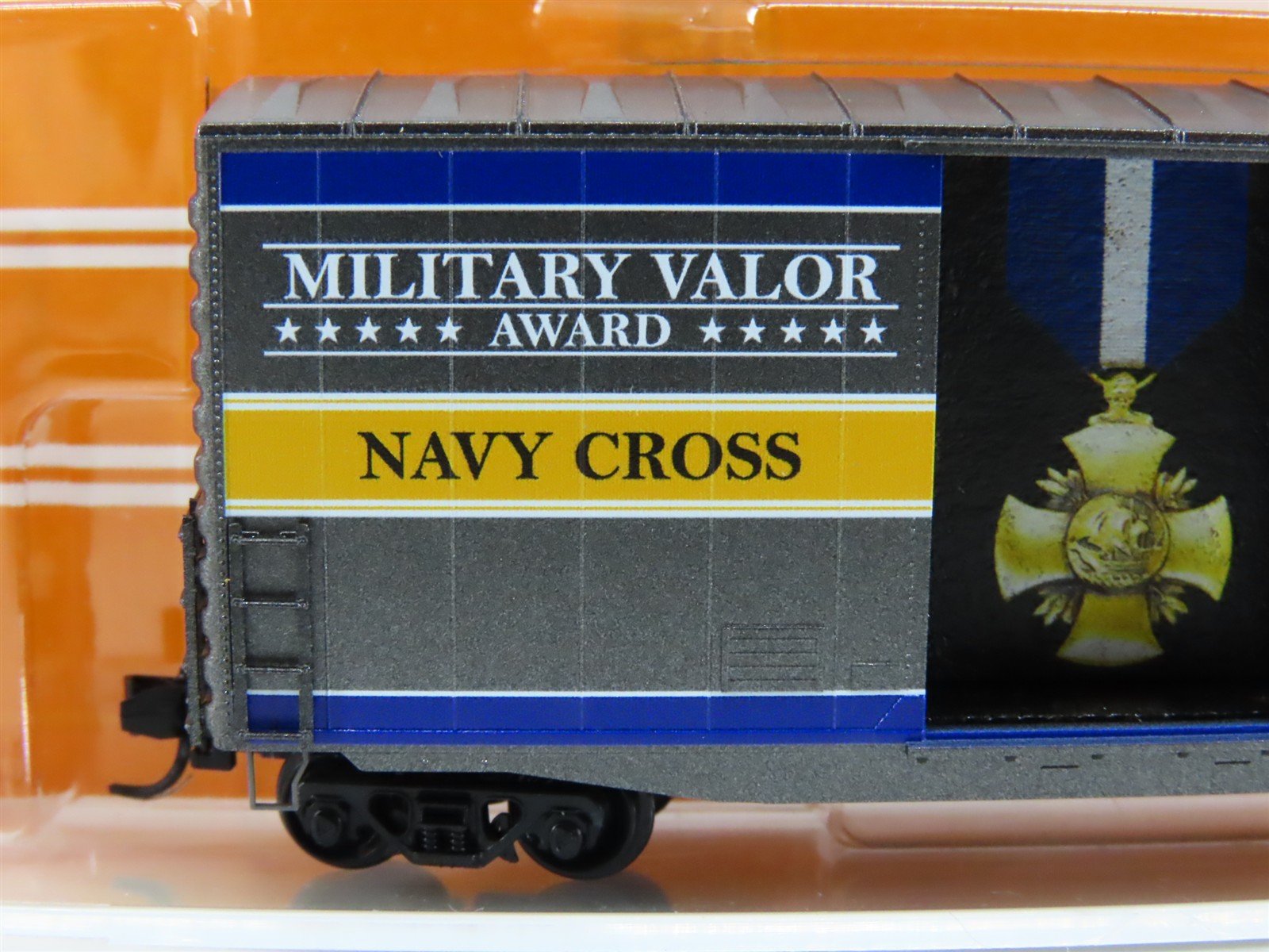 N Micro-Trains MTL 10100767 US Navy Cross Military Valor Award 40' Box Car