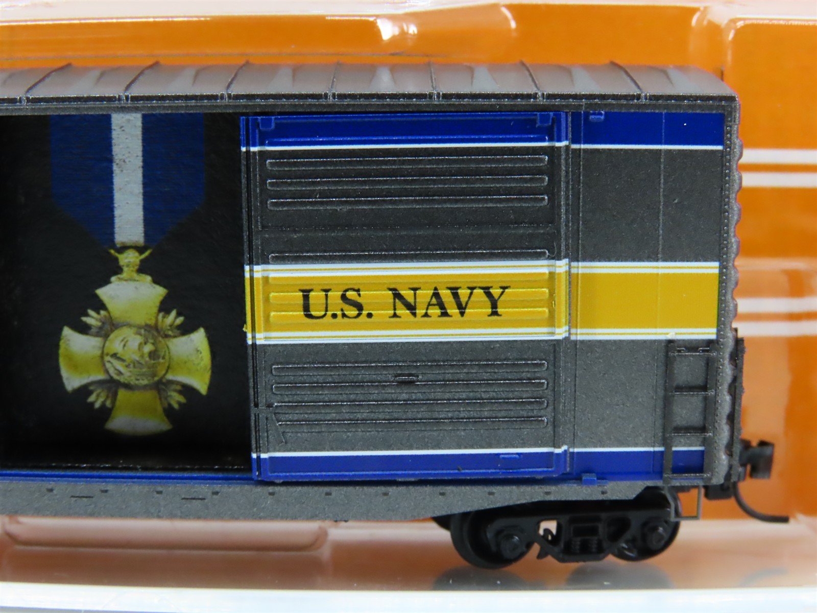 N Micro-Trains MTL 10100767 US Navy Cross Military Valor Award 40' Box Car