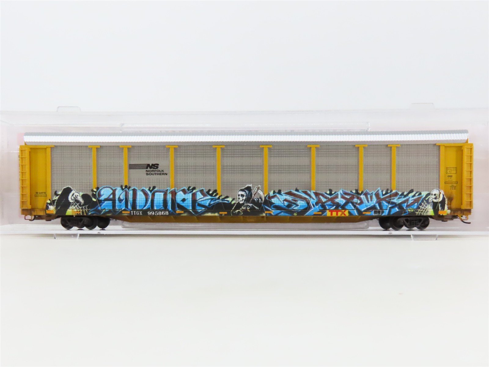 N Micro-Trains MTL 11144400 NS 89' Tri-Level Closed Autorack w/ Graffiti #995868