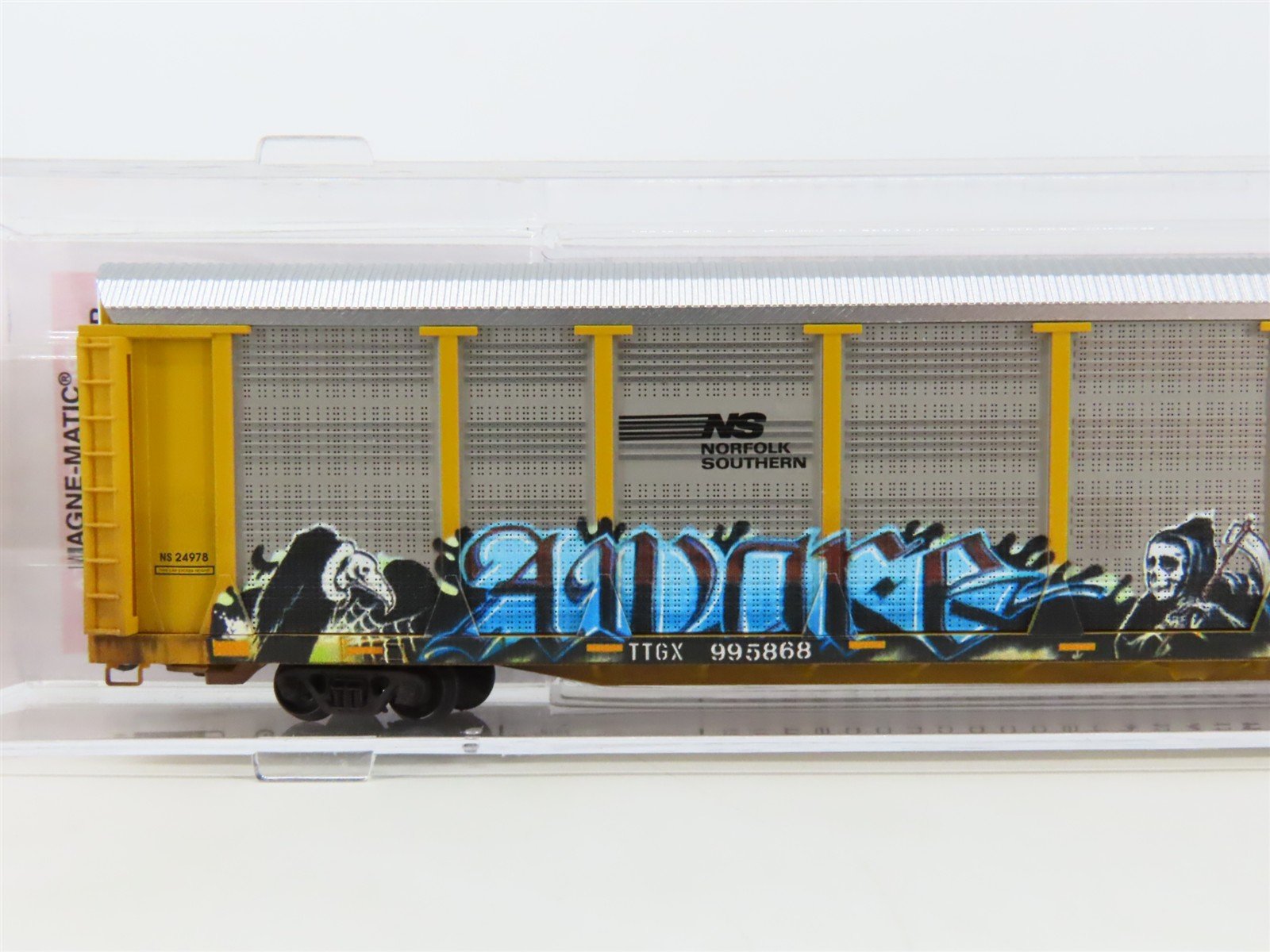 N Micro-Trains MTL 11144400 NS 89' Tri-Level Closed Autorack w/ Graffiti #995868