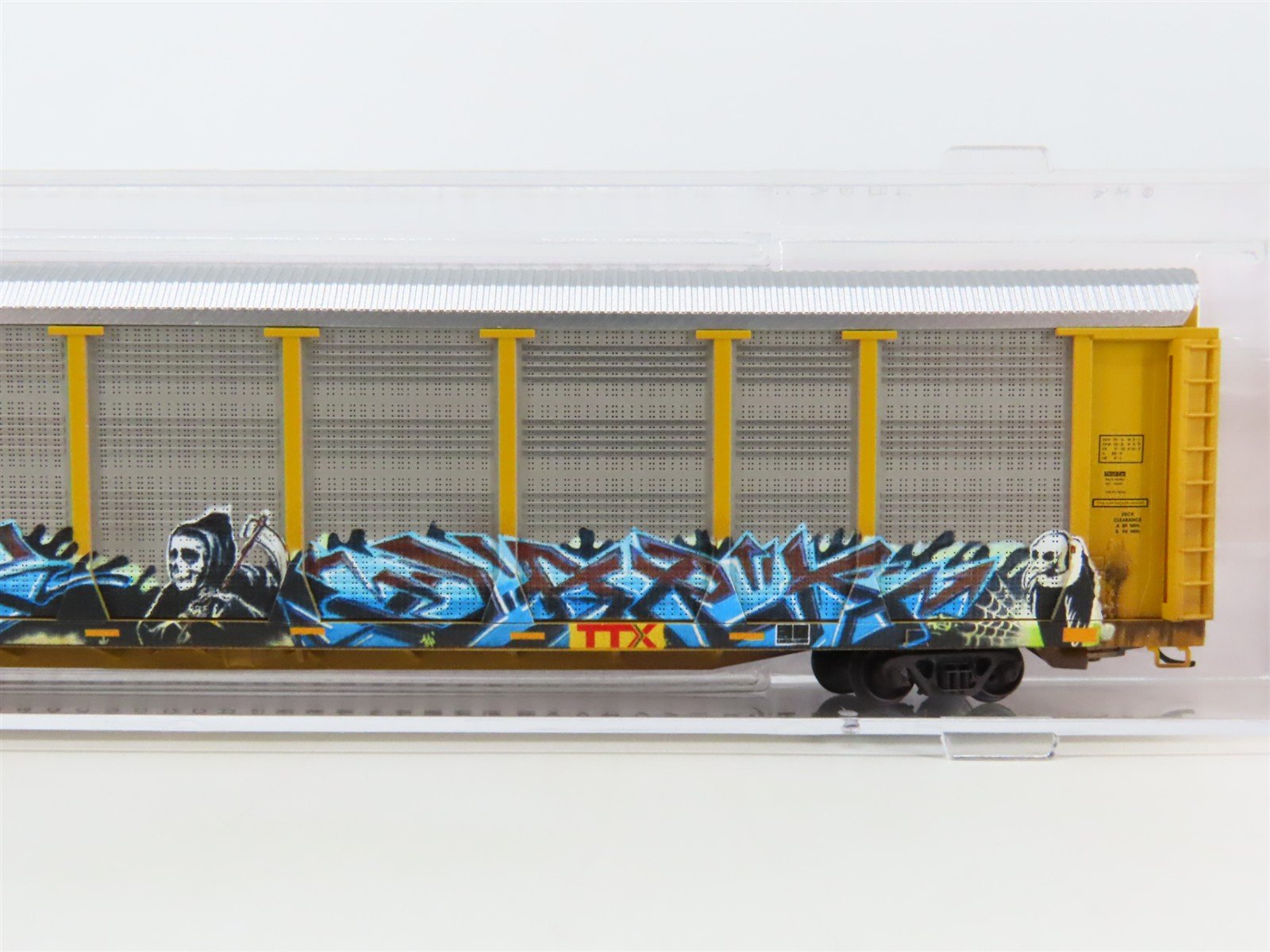 N Micro-Trains MTL 11144400 NS 89' Tri-Level Closed Autorack w/ Graffiti #995868