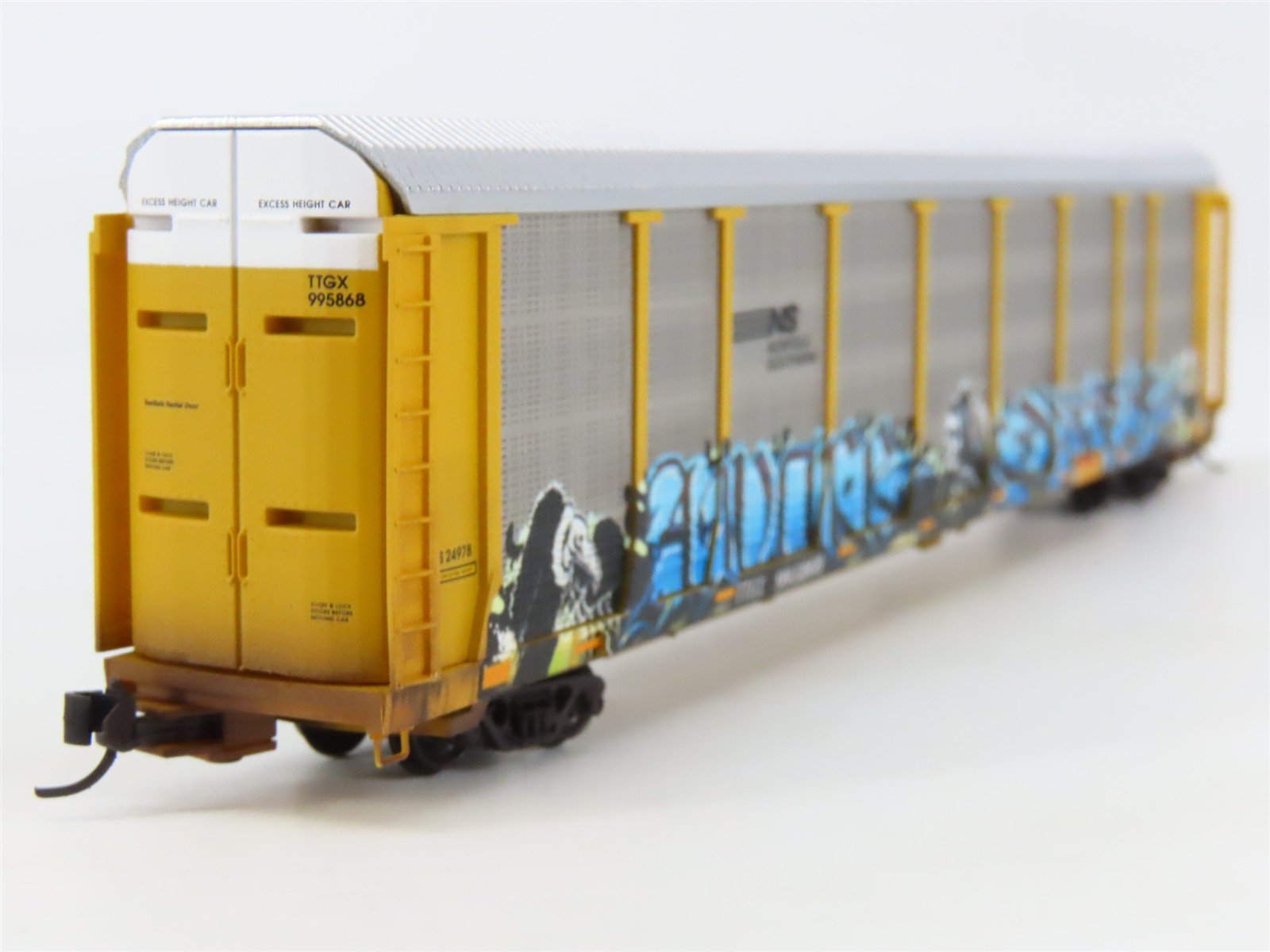 N Micro-Trains MTL 11144400 NS 89' Tri-Level Closed Autorack w/ Graffiti #995868
