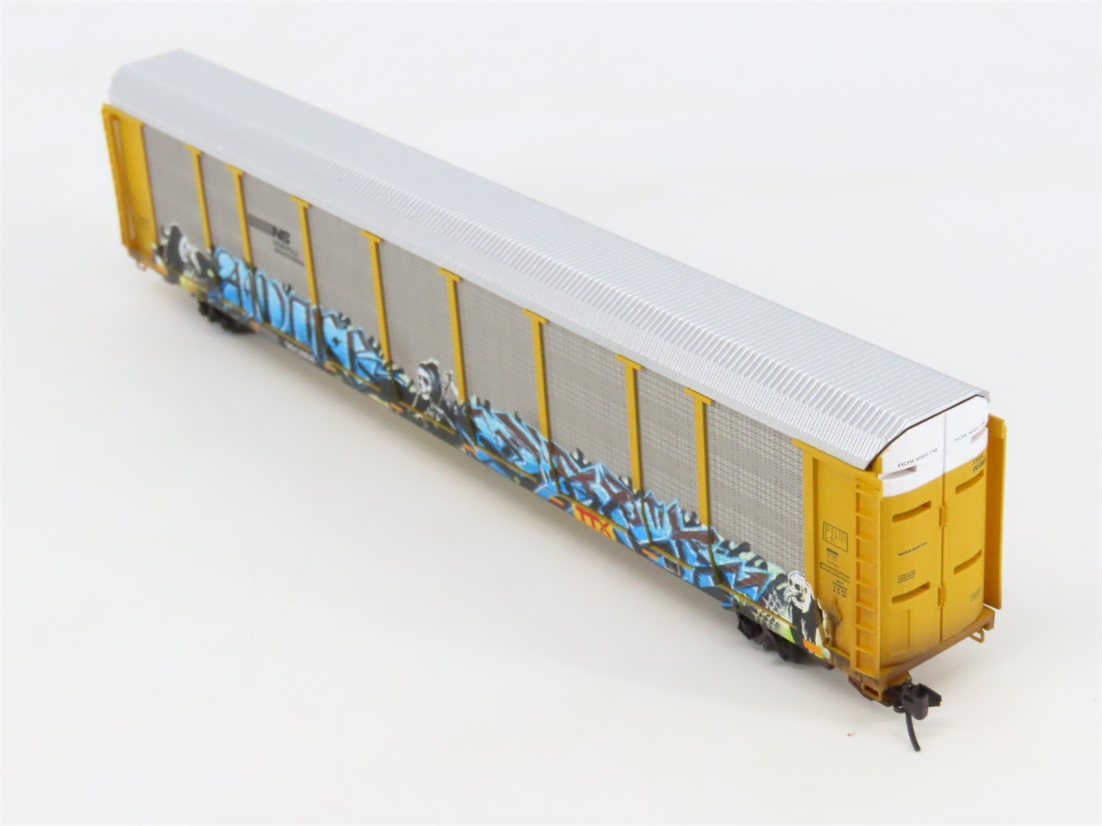 N Micro-Trains MTL 11144400 NS 89' Tri-Level Closed Autorack w/ Graffiti #995868