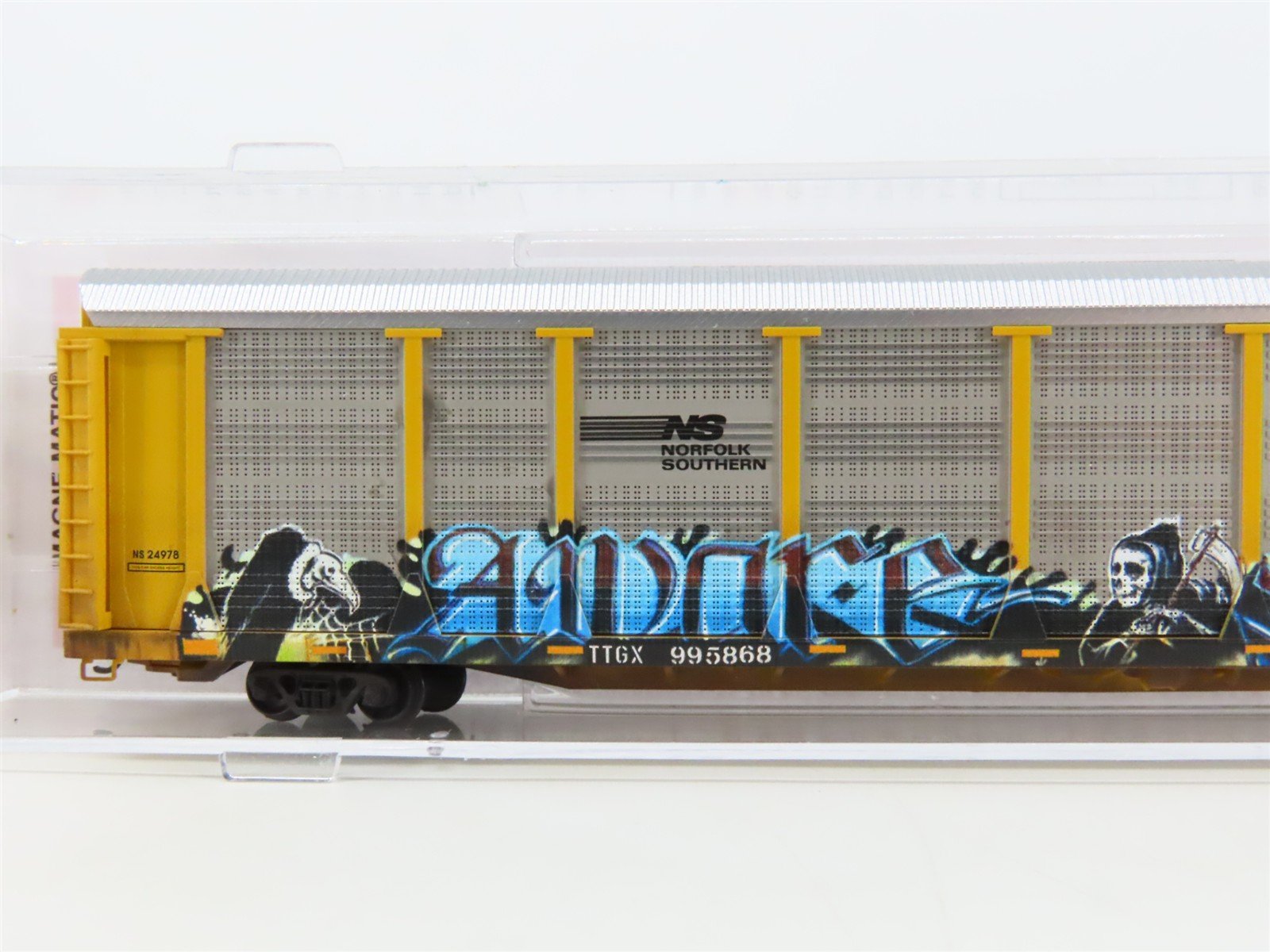 N Micro-Trains MTL 11144400 NS 89' Tri-Level Closed Autorack w/ Graffiti #995868
