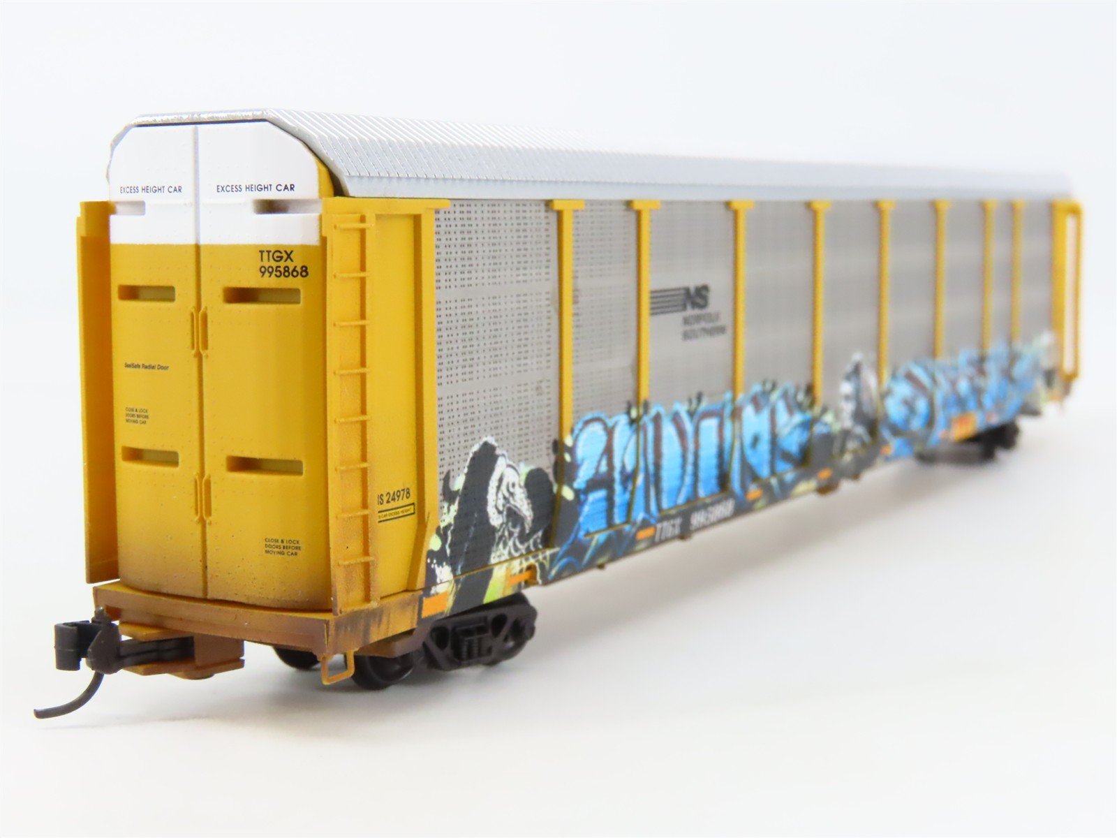 N Micro-Trains MTL 11144400 NS 89' Tri-Level Closed Autorack w/ Graffiti #995868