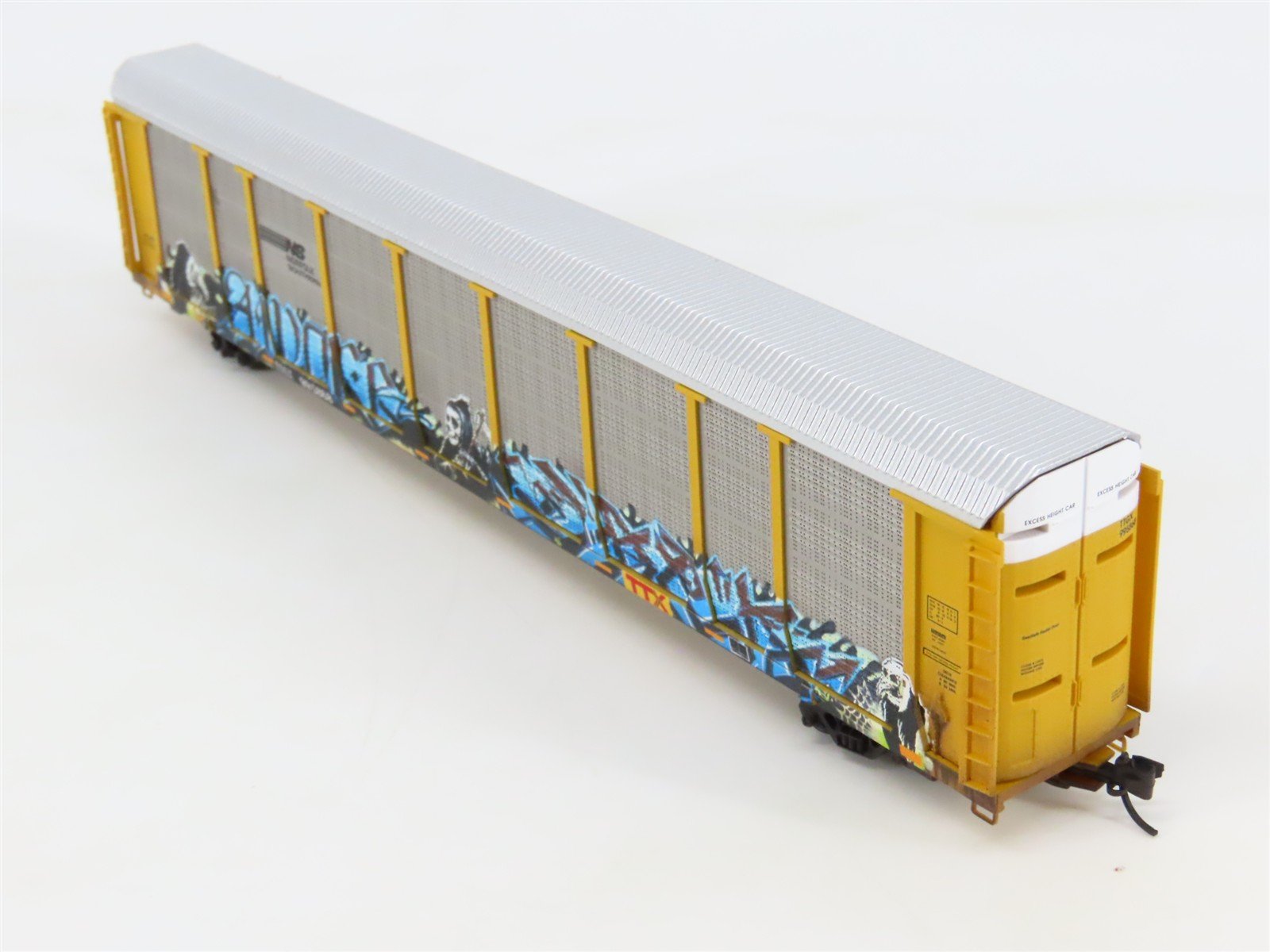 N Micro-Trains MTL 11144400 NS 89' Tri-Level Closed Autorack w/ Graffiti #995868
