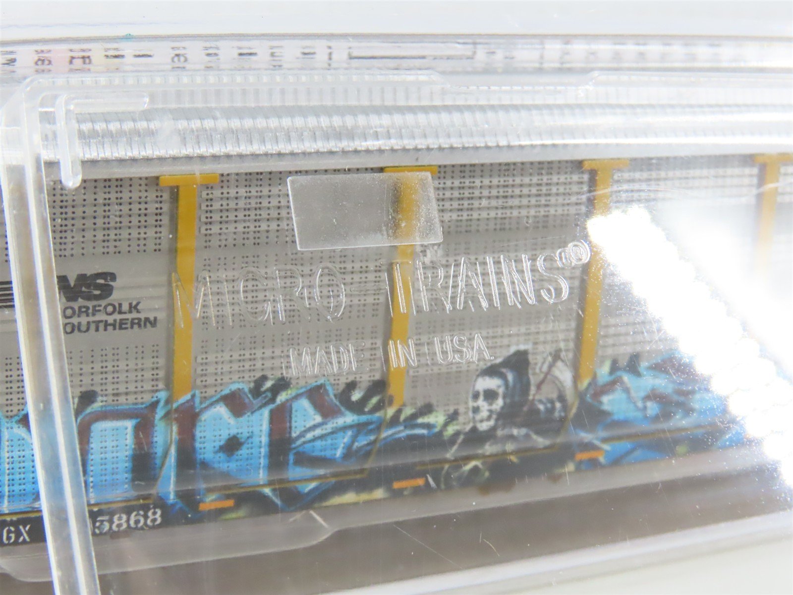 N Micro-Trains MTL 11144400 NS 89' Tri-Level Closed Autorack w/ Graffiti #995868