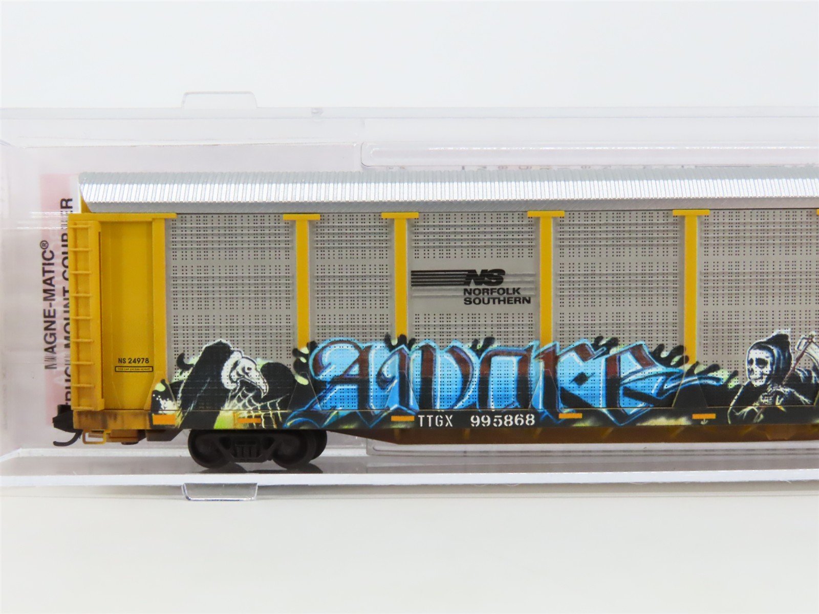 N Micro-Trains MTL 11144400 NS 89' Tri-Level Closed Autorack w/ Graffiti #995868