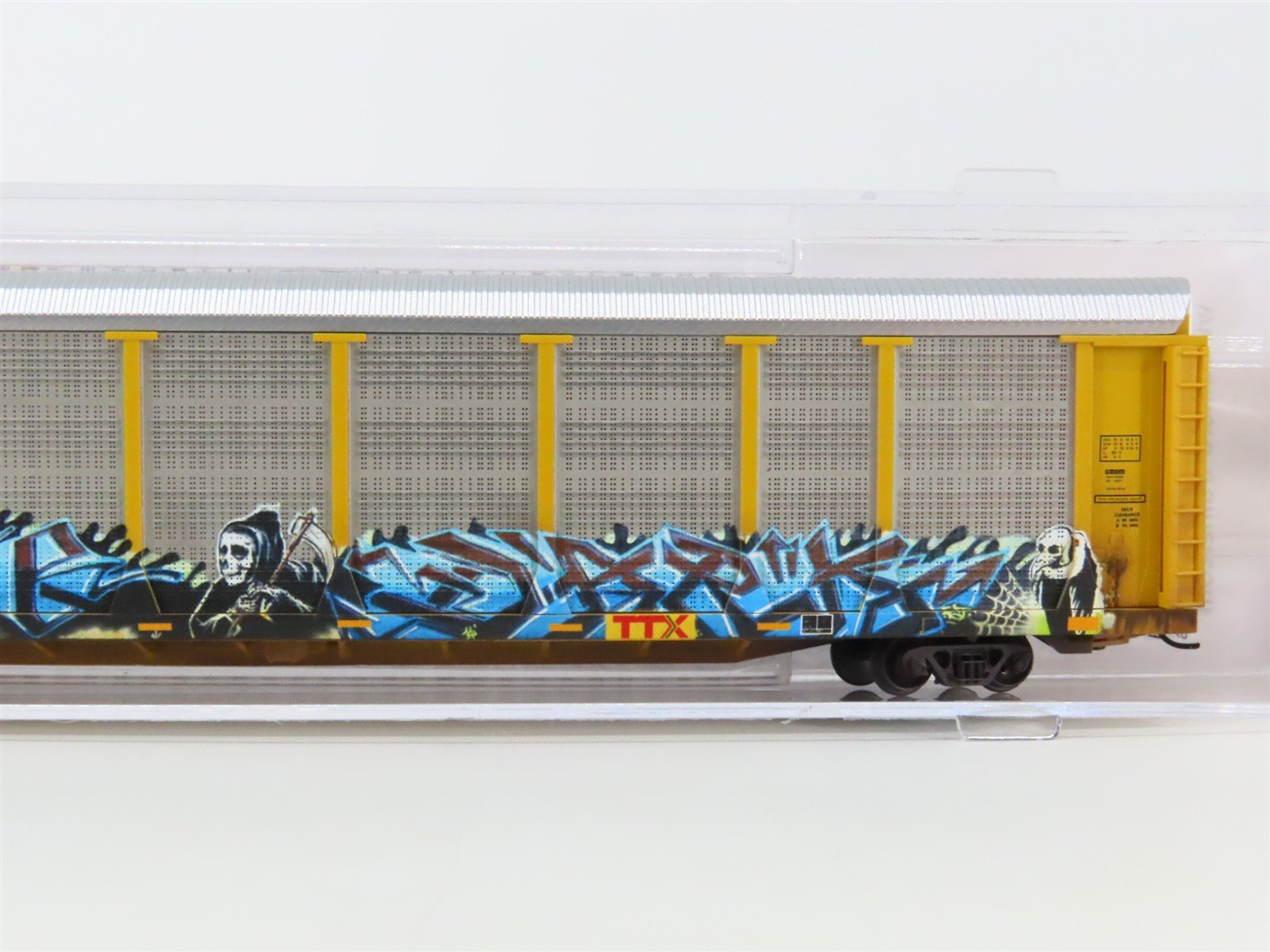 N Micro-Trains MTL 11144400 NS 89' Tri-Level Closed Autorack w/ Graffiti #995868