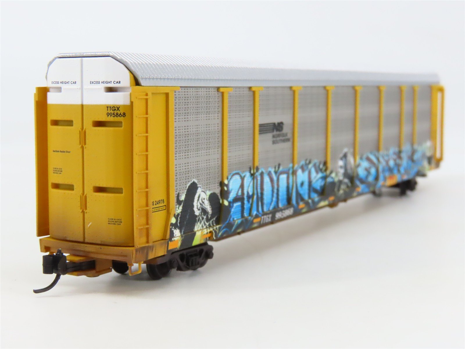 N Micro-Trains MTL 11144400 NS 89' Tri-Level Closed Autorack w/ Graffiti #995868