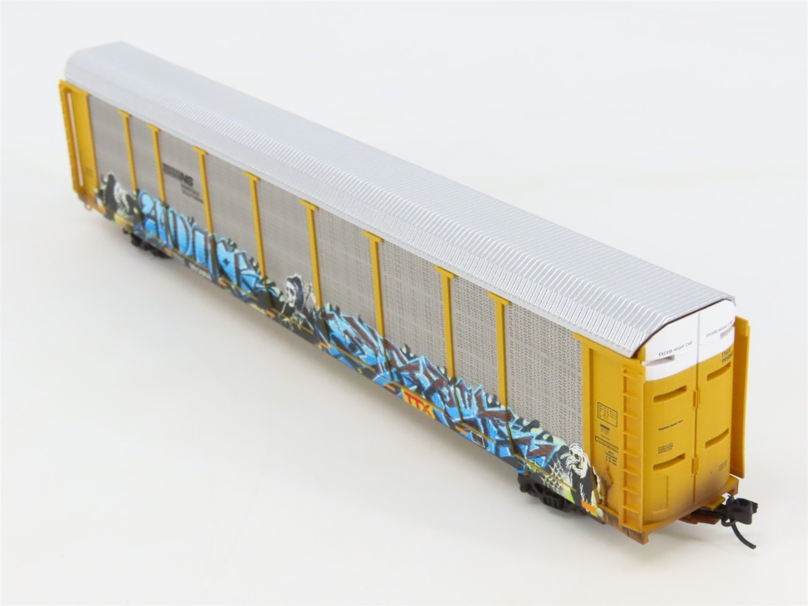 N Micro-Trains MTL 11144400 NS 89' Tri-Level Closed Autorack w/ Graffiti #995868