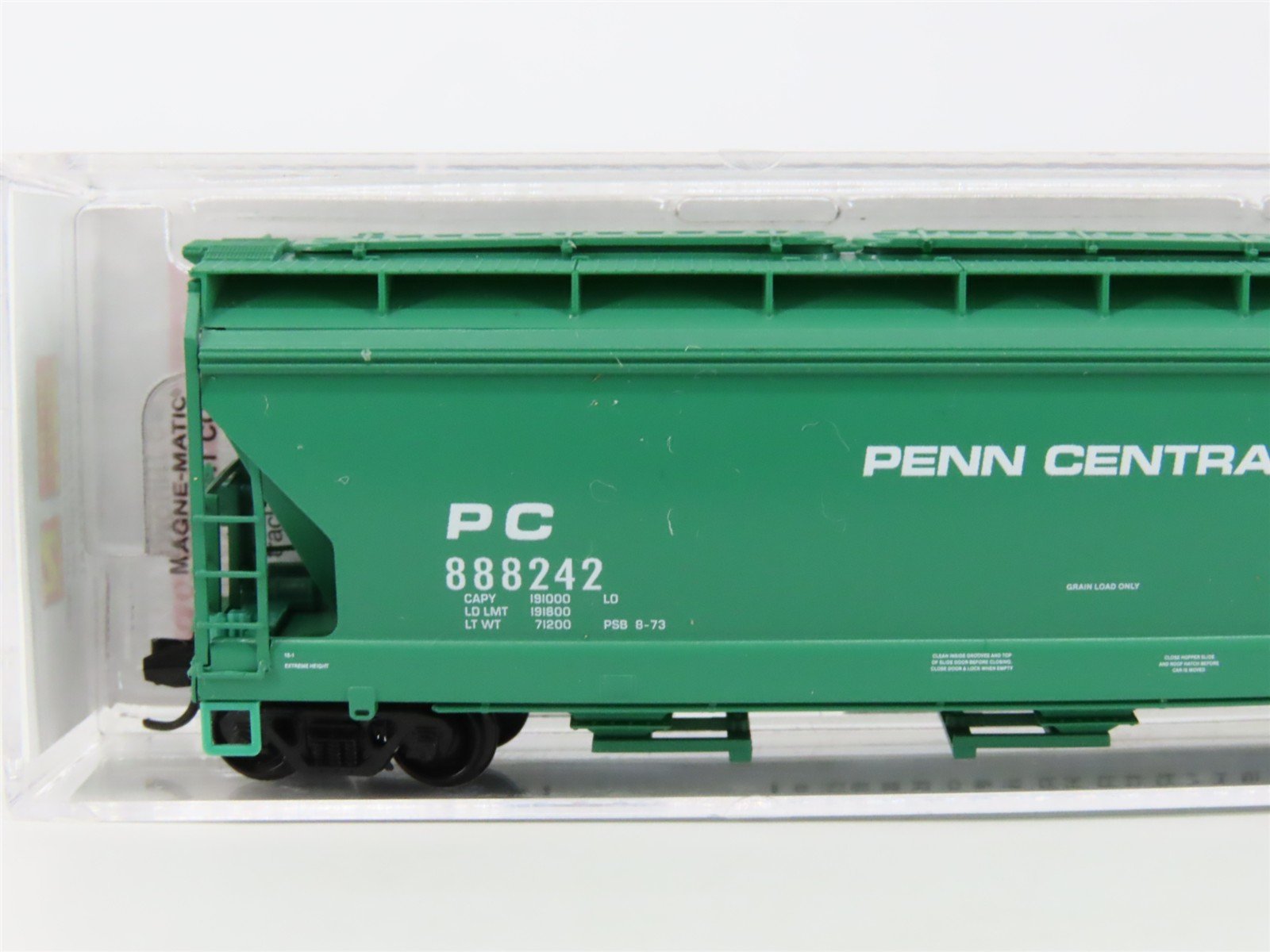 N Scale Micro-Trains MTL 09400590 PC Penn Central 3-Bay Covered Hopper #888242