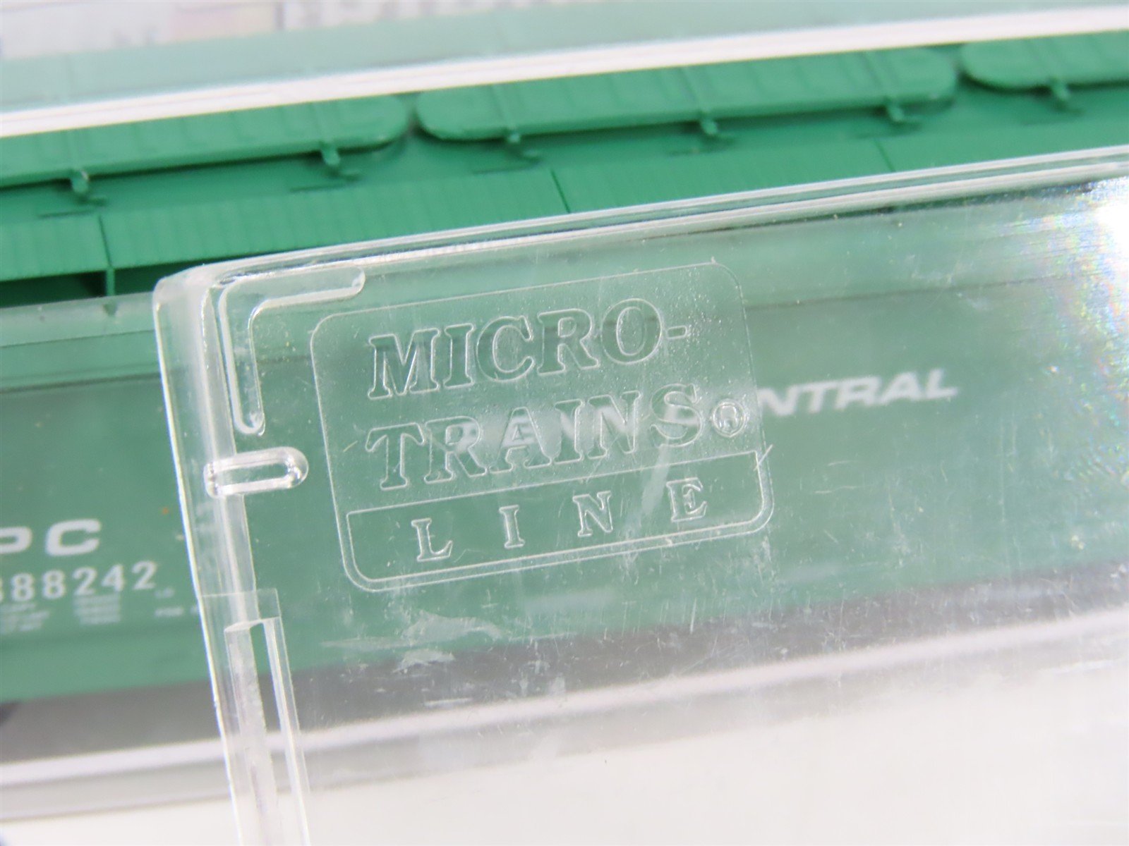 N Scale Micro-Trains MTL 09400590 PC Penn Central 3-Bay Covered Hopper #888242