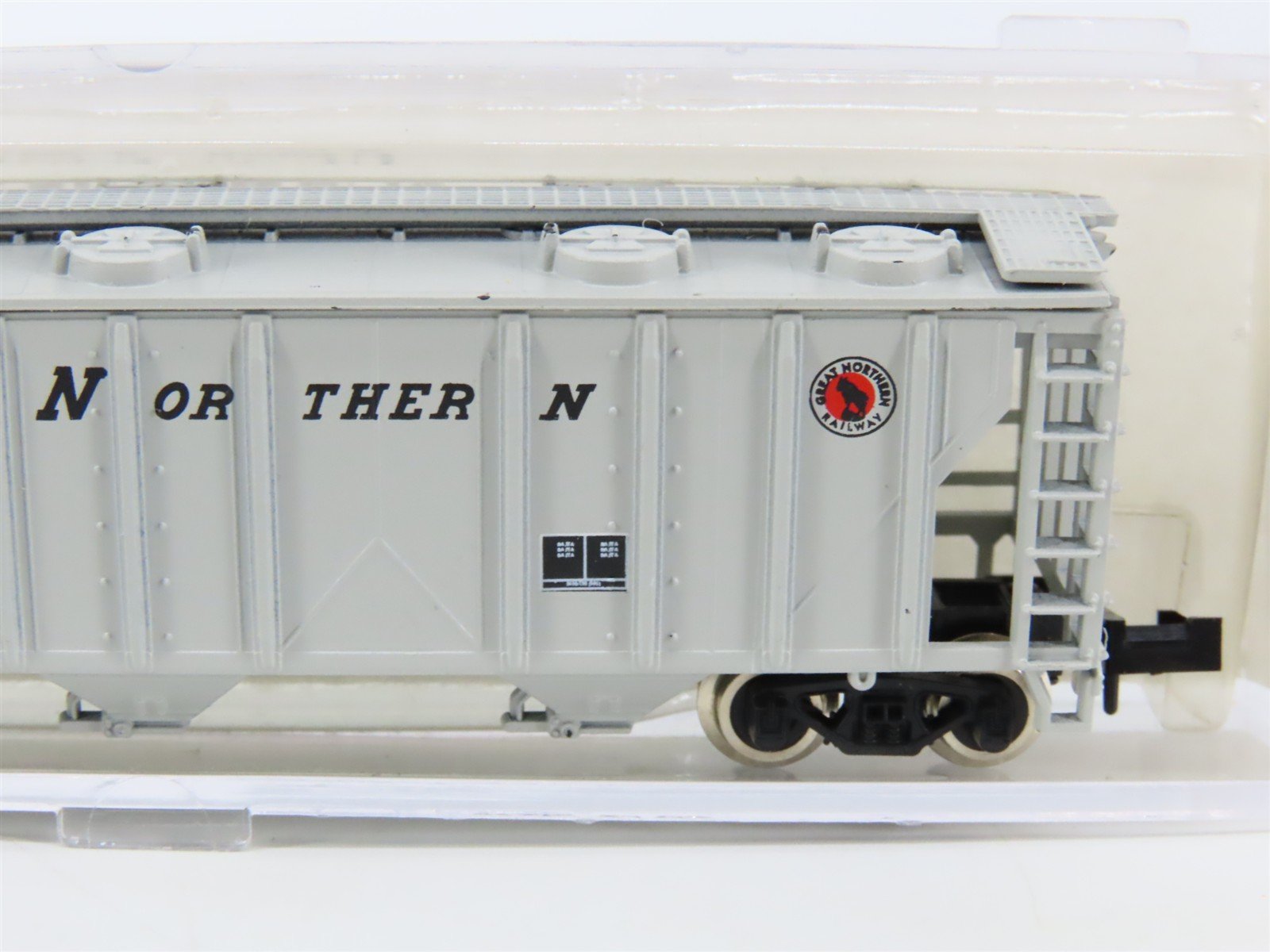 N Scale Atlas 3731 GN Great Northern 3-Bay Covered Hopper #71518