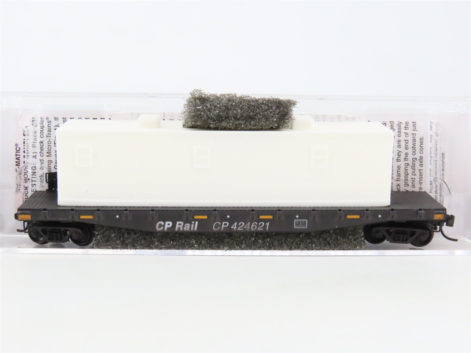 N Scale Micro-Trains MTL 04546650 CP Rail 50' Flat Car #424621 w/ Camp Car Load