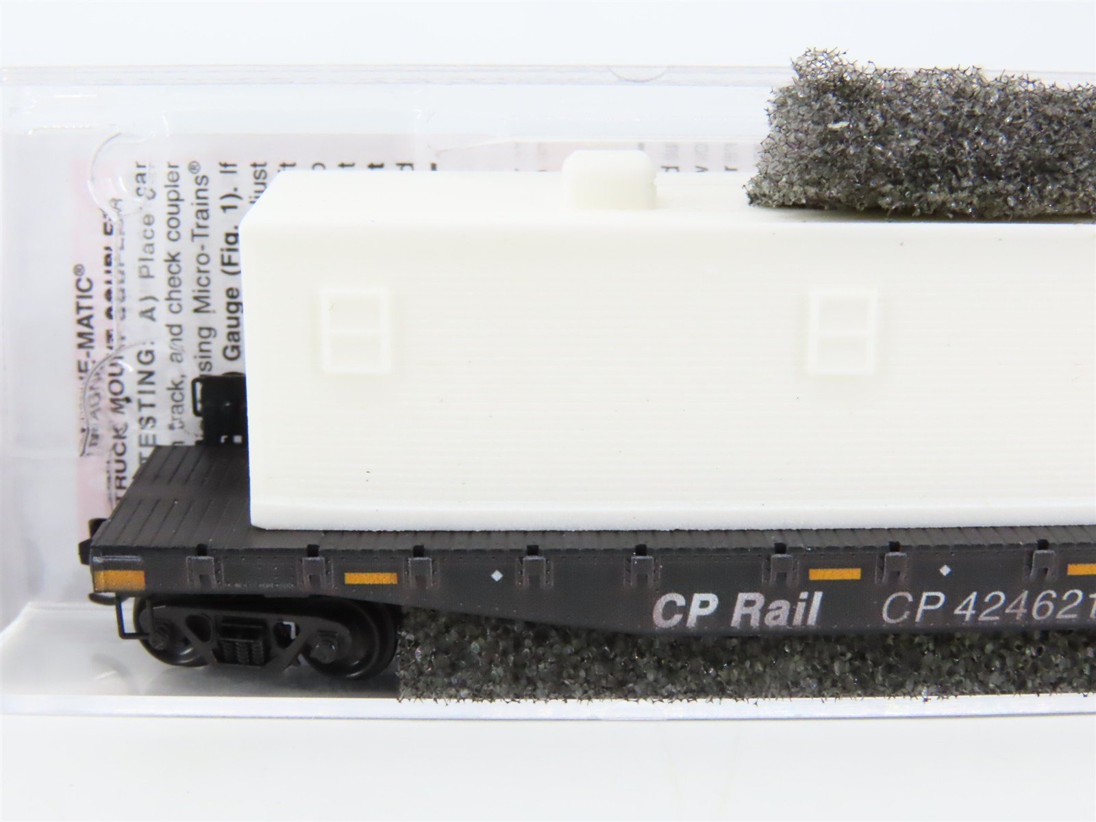 N Scale Micro-Trains MTL 04546650 CP Rail 50' Flat Car #424621 w/ Camp Car Load