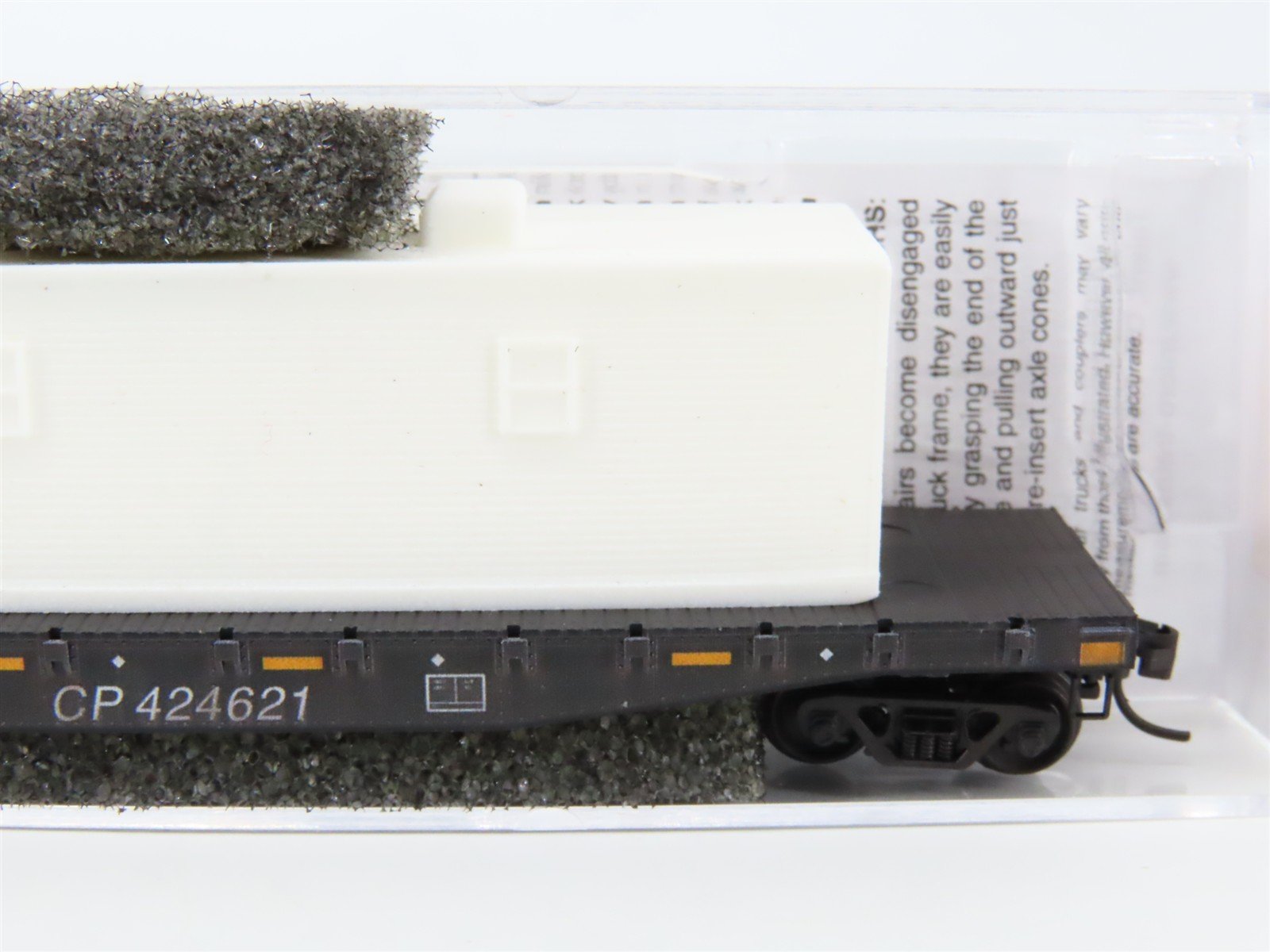 N Scale Micro-Trains MTL 04546650 CP Rail 50' Flat Car #424621 w/ Camp Car Load