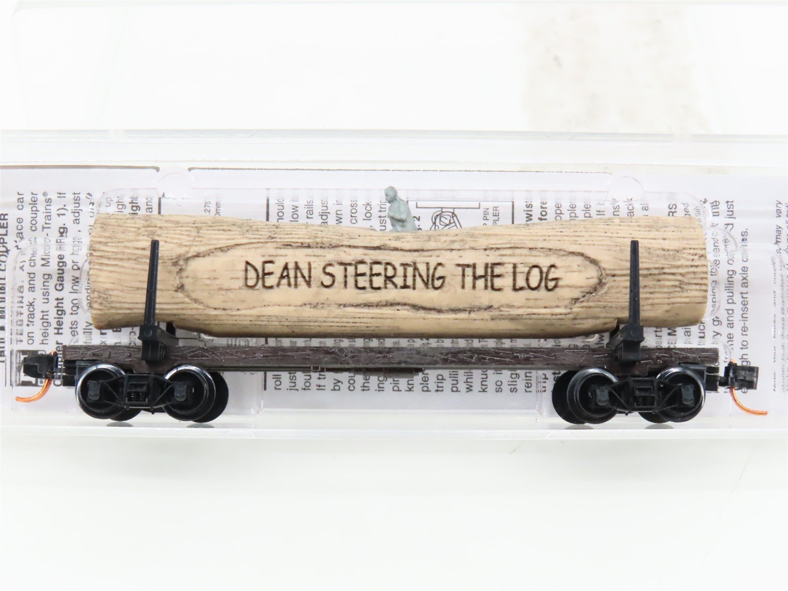 N Scale Micro-Trains MTL NSC 09-40 "Dean Steering the Log" 40' Skeleton Log Car