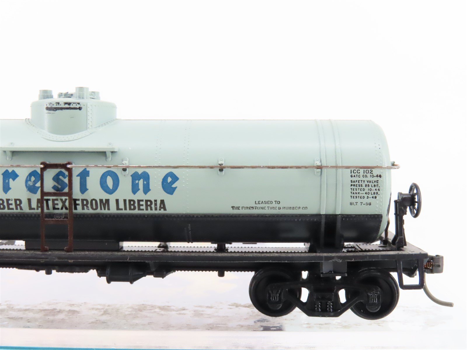 HO Scale Athearn 1579 GATX Firestone 40' Single Dome Tank Car #30902