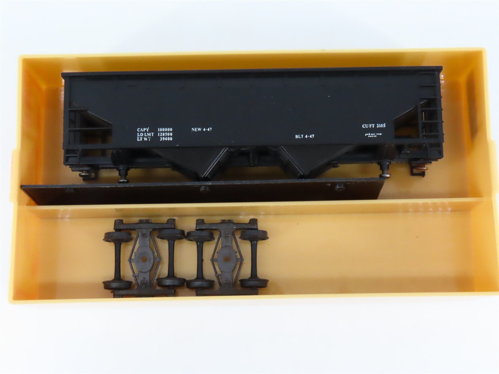 HO Train Miniature Kit 2957 Dimensional Data 2-Bay Hopper- Partially Assembled