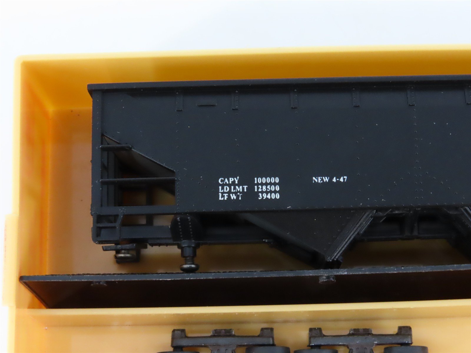HO Train Miniature Kit 2957 Dimensional Data 2-Bay Hopper- Partially Assembled