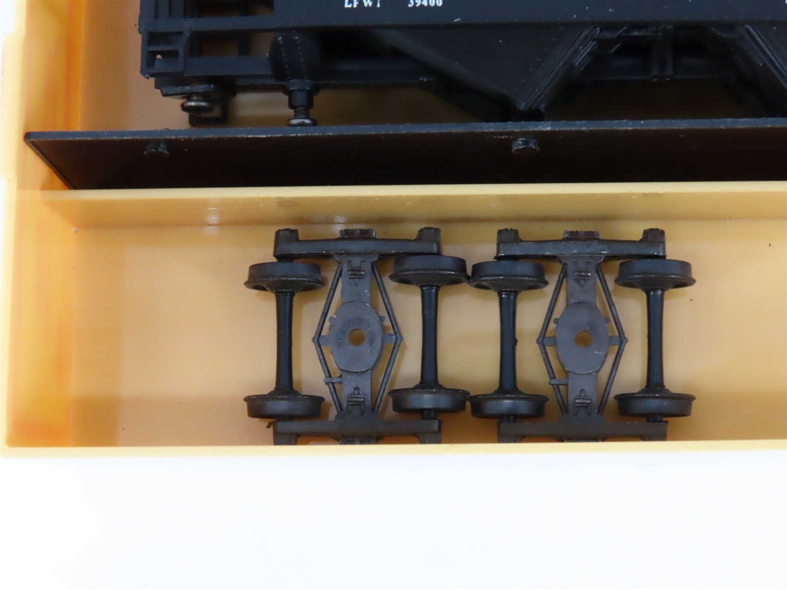 HO Train Miniature Kit 2957 Dimensional Data 2-Bay Hopper- Partially Assembled