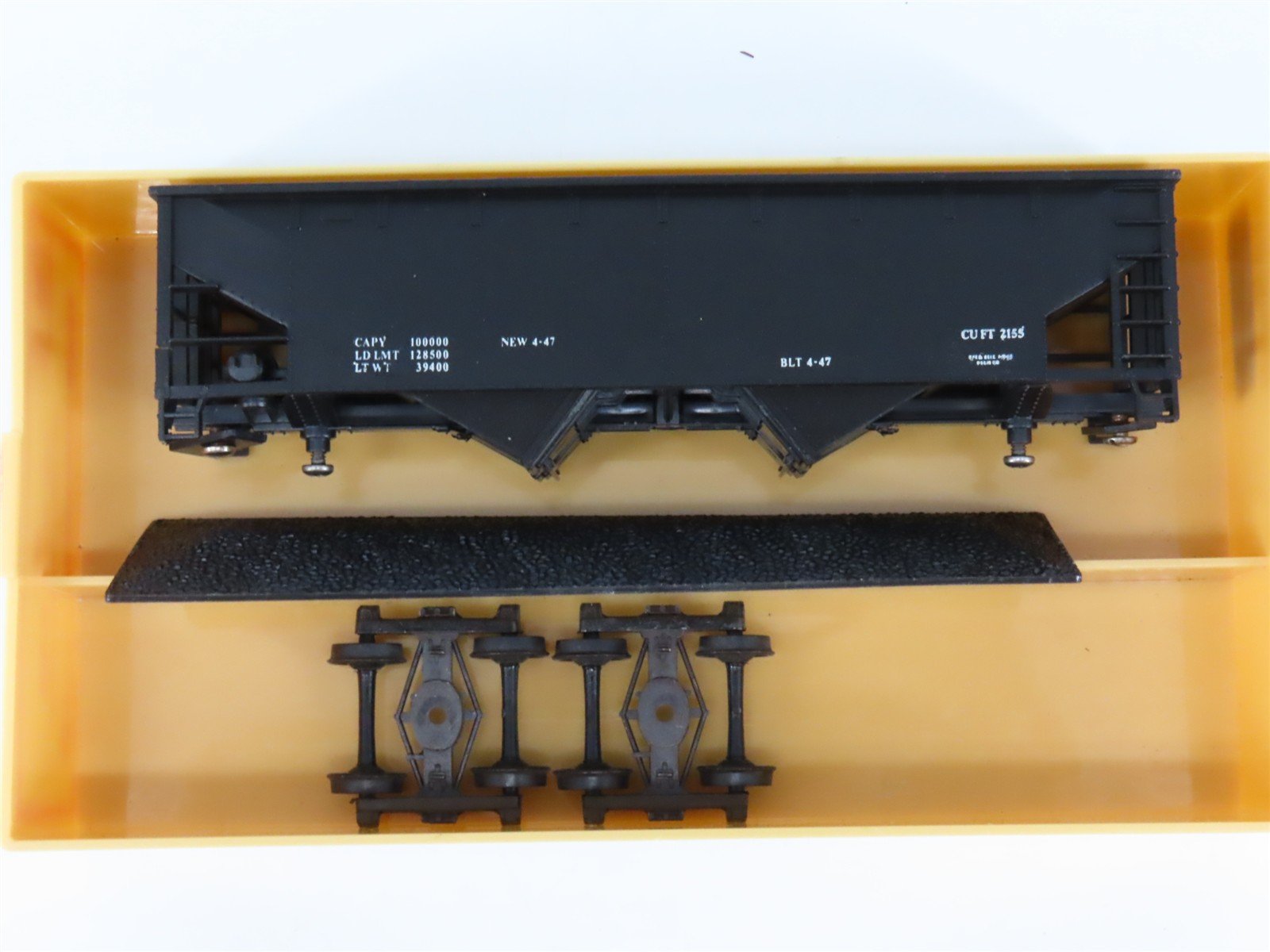HO Train Miniature Kit 2957 Dimensional Data 2-Bay Hopper- Partially Assembled