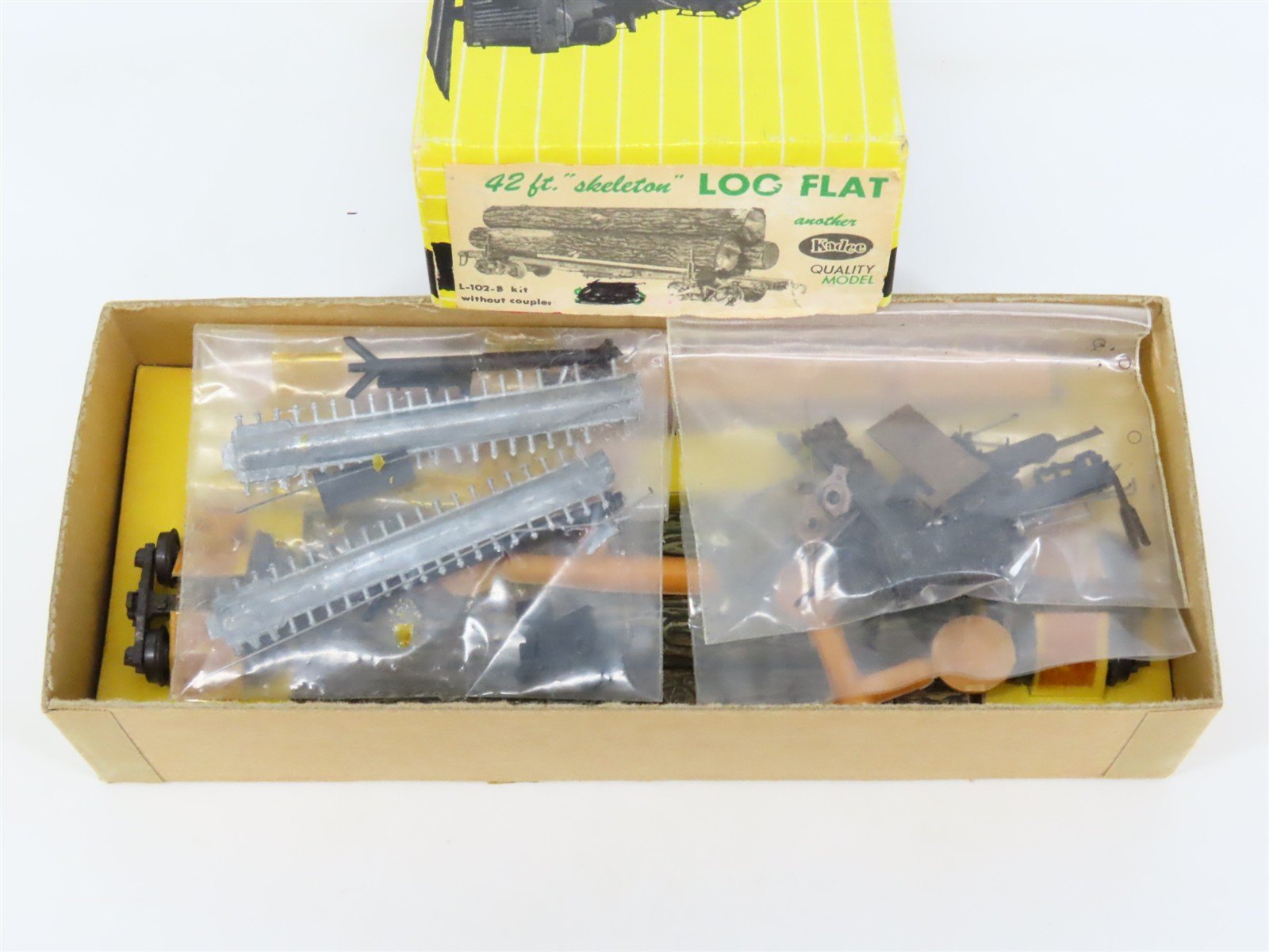 HO Scale Kadee Kit L-102-B 42' Skeleton Log Flat Car w/ Log Load
