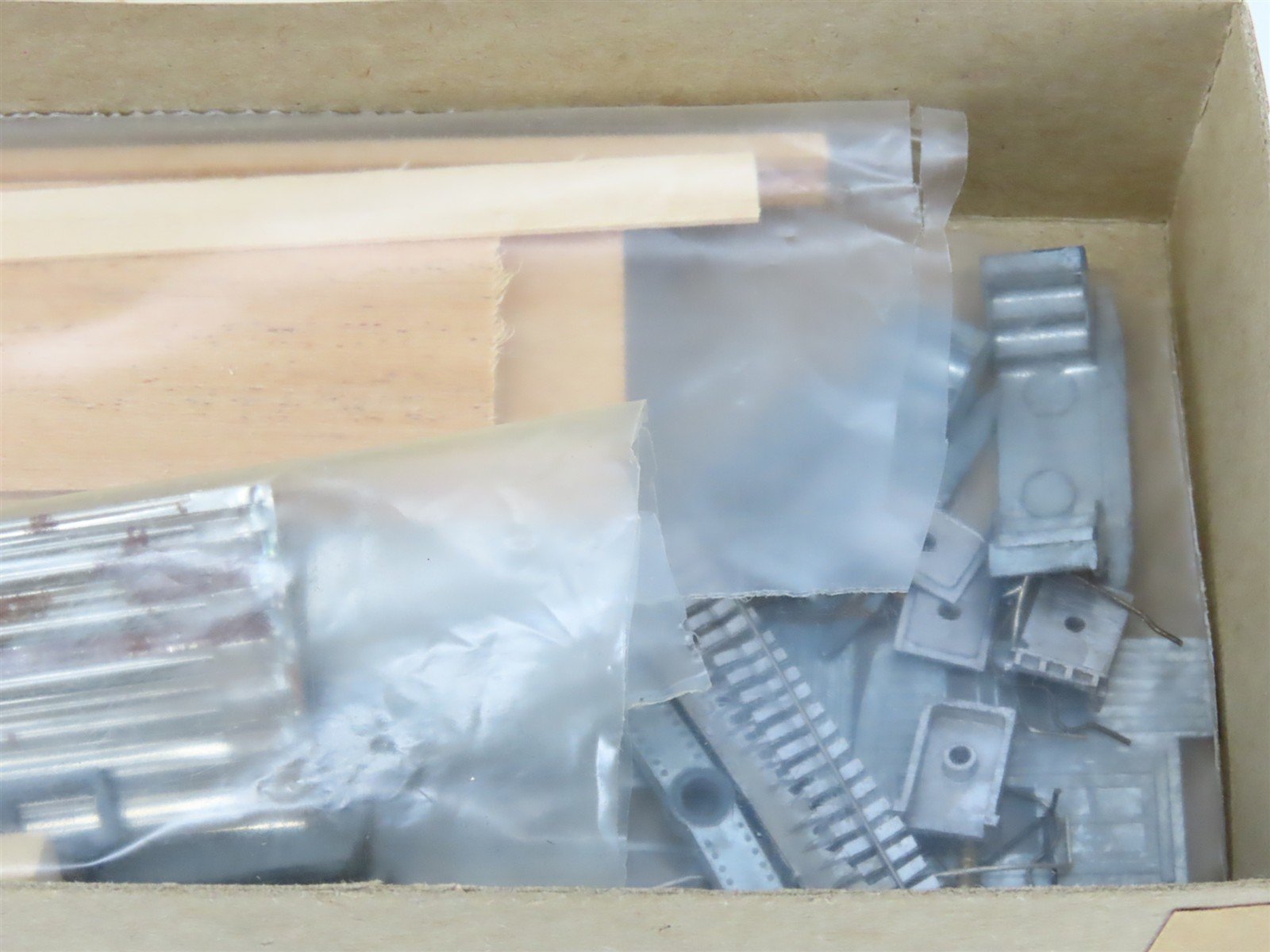 HO Scale Silver Streak Kit 929-103 Unlettered 28' Caboose