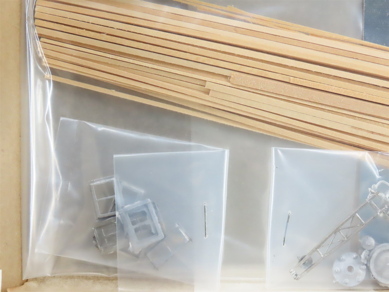 HO 1/87 Scale Structures Ltd. Kit 1106 Tool House & Pillar Crane
