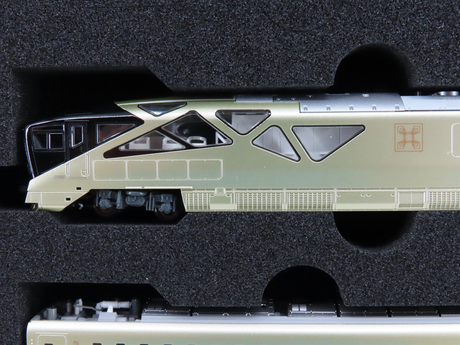 N Scale Kato 10-1889 Shiki-Shima E001 Type Electric Passenger Set