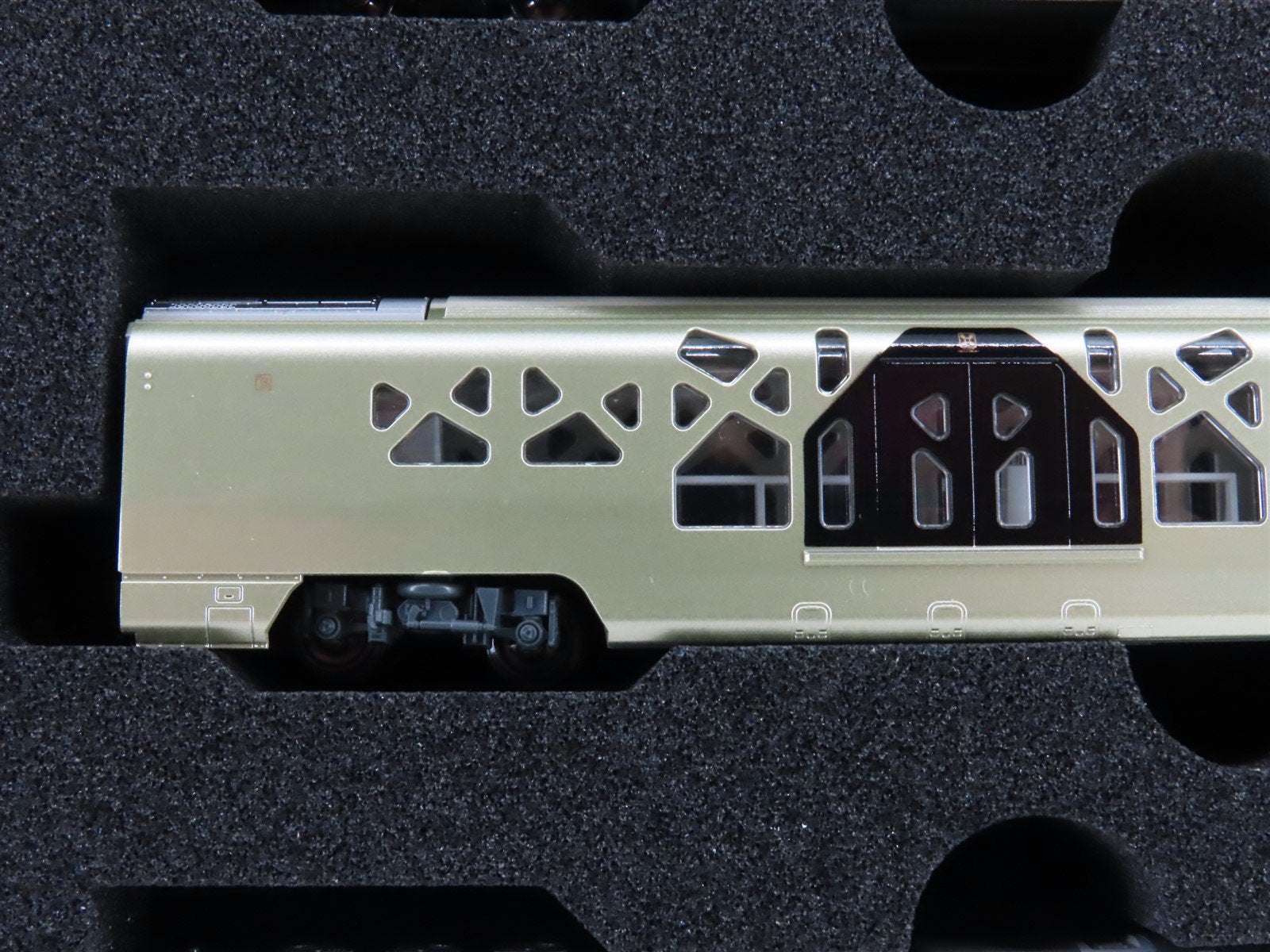 N Scale Kato 10-1889 Shiki-Shima E001 Type Electric Passenger Set