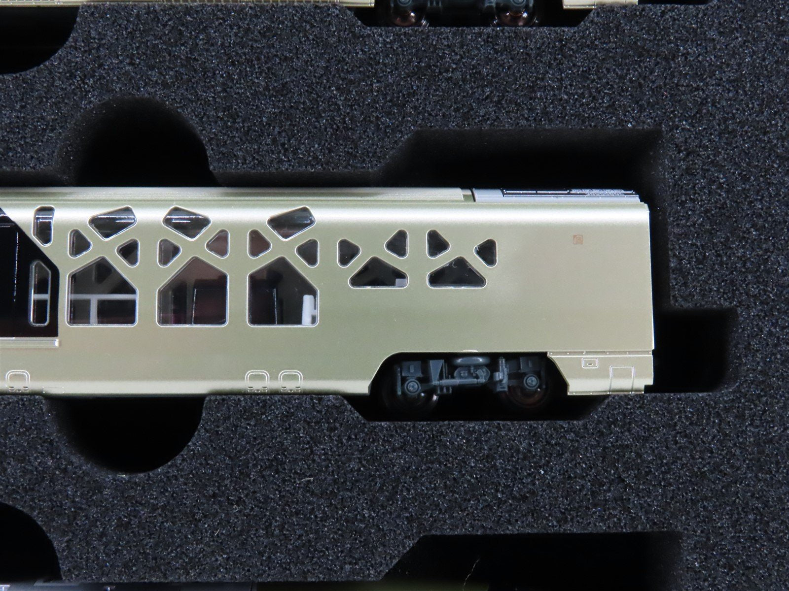 N Scale Kato 10-1889 Shiki-Shima E001 Type Electric Passenger Set