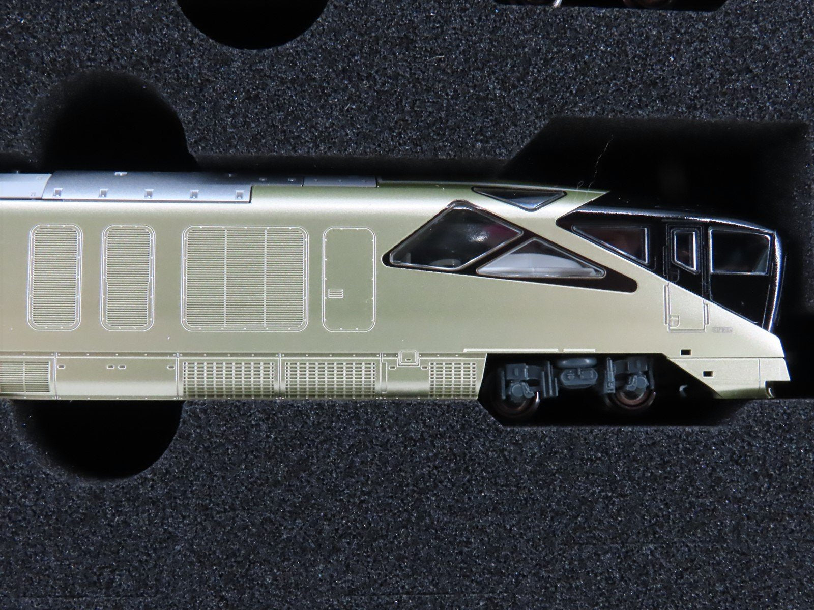 N Scale Kato 10-1889 Shiki-Shima E001 Type Electric Passenger Set