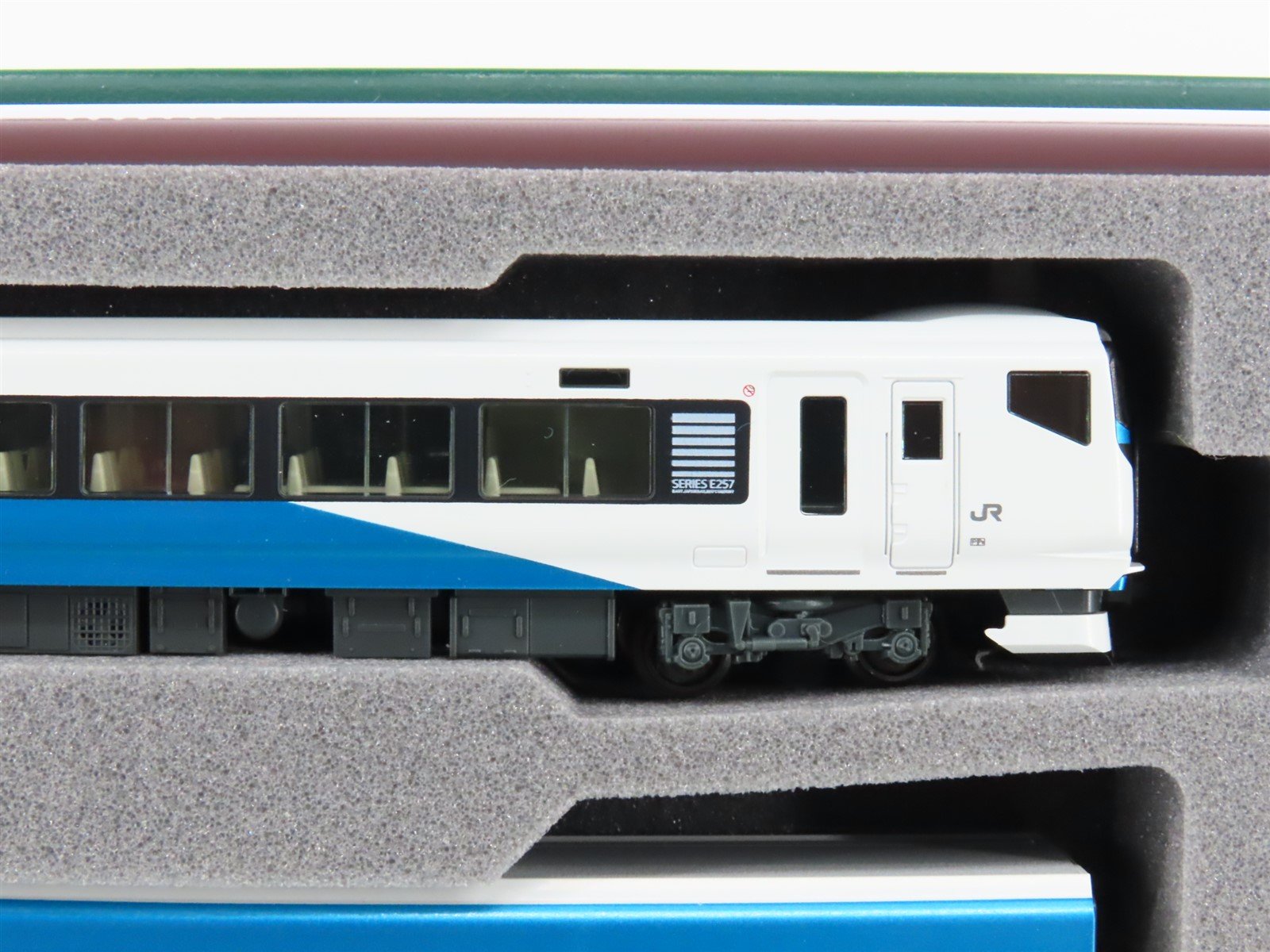 N Scale Kato 10-1613 E257 2500 Series 