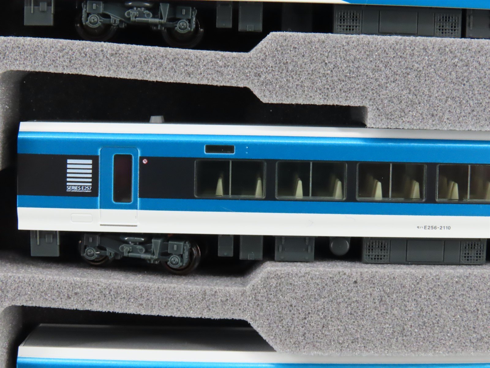N Scale Kato 10-1613 E257 2500 Series 